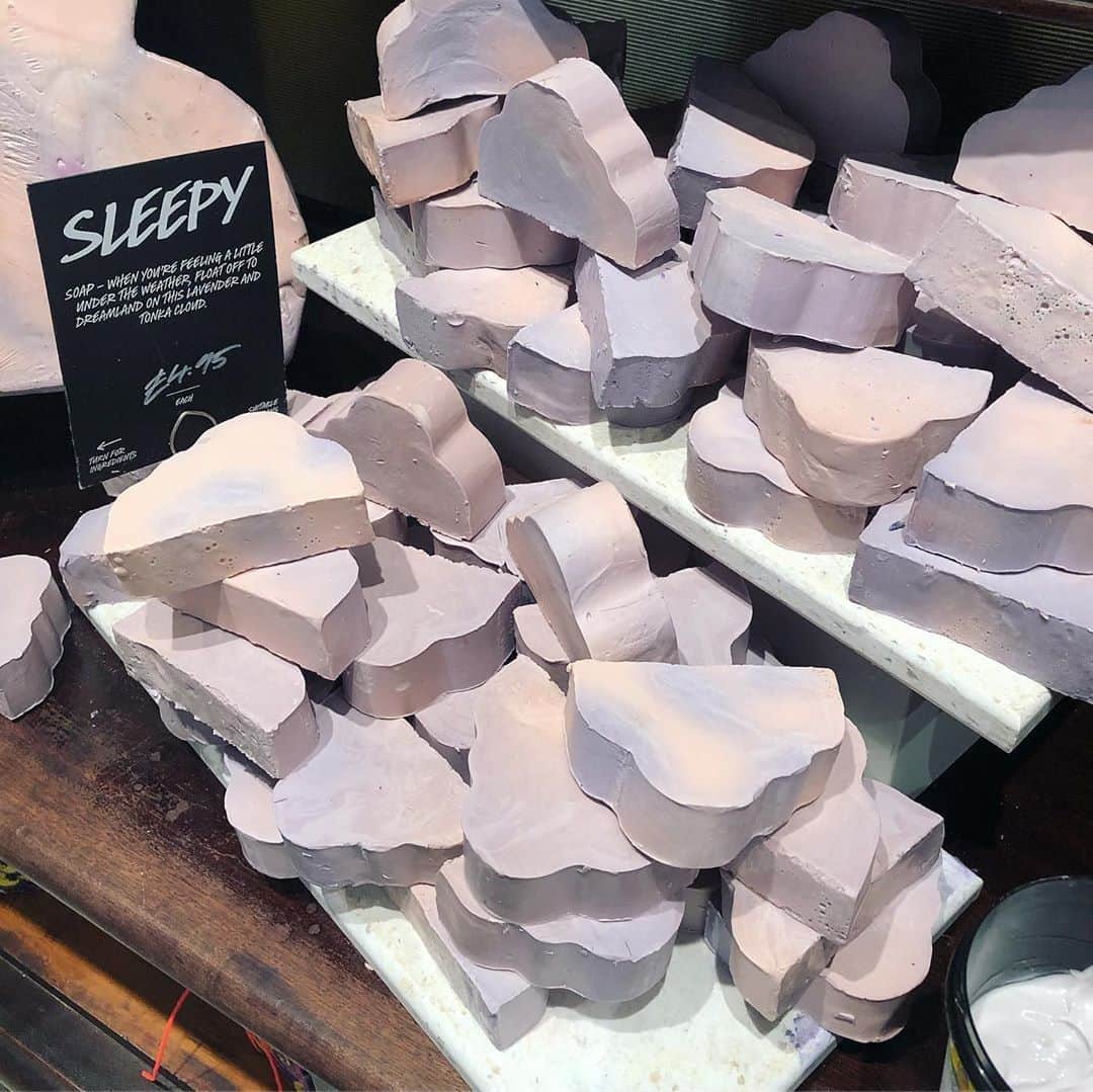 LUSH Cosmeticsさんのインスタグラム写真 - (LUSH CosmeticsInstagram)「Your favorite lavender scent now comes in a bar soap! Sleepy Soap is part of a perfect pre-bed shower ritual you never knew you needed. Lather up! 🧼🚿😴 / 📸: @bathinglifeofkatie⁠ *⁠ *⁠ *⁠ *⁠ *⁠ #handmade #skincare #soapshare #vegan #soapmaking #handmadesoap #handcrafted #luxurysoap #artisansoap ⁠ #aromatherapy #beauty #wellness #packagingfree ⁠ #sustainable #eco #gogreen #zerowaste #environment #ethical #ethicallymade」7月24日 0時05分 - lushcosmetics