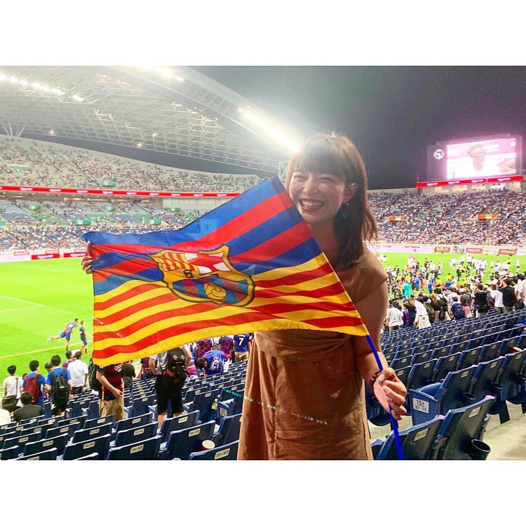 三谷紬さんのインスタグラム写真 - (三谷紬Instagram)「* プライベートで 楽天CUP FCバルセロナ VS チェルシーFC の試合観戦に行ってきました⚽️💓 一緒に行ったのは 鹿島サポと浦和サポの友人☺️ サッカーファンとしては目を疑うようなパフォーマンスばかり。 3人で大興奮でした😳 何よりラキティッチ選手のゴールを目の前で見られて嬉しかったです😭👏 特にバルササポというわけではないですが、 バルサの旗を頂いたので嬉しくてたくさん写真を撮りました🤭 さて、サッカーといえばやべっちF.C.！ 先週お休みでしたが、今週は放送します！ 土曜日には 川崎 対 大分の取材に行きますよ⚽️ 今週もよろしくお願い致します！ * #楽天cup#fcbarcelona#barcelona #chelseafc#chelsea#サッカー#soccer#埼玉スタジアム#埼スタ#private#flag#浦和サポ#鹿島サポ#友人#サポーター#技術#足元#感激#テレビ朝日#アナウンサー#三谷紬」7月23日 23時59分 - mitani_tsumugi