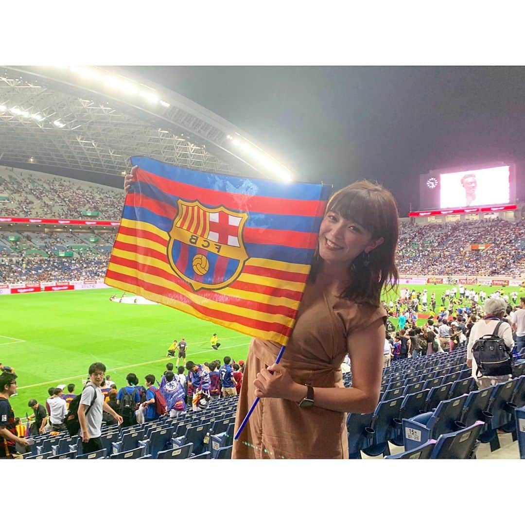 三谷紬さんのインスタグラム写真 - (三谷紬Instagram)「* プライベートで 楽天CUP FCバルセロナ VS チェルシーFC の試合観戦に行ってきました⚽️💓 一緒に行ったのは 鹿島サポと浦和サポの友人☺️ サッカーファンとしては目を疑うようなパフォーマンスばかり。 3人で大興奮でした😳 何よりラキティッチ選手のゴールを目の前で見られて嬉しかったです😭👏 特にバルササポというわけではないですが、 バルサの旗を頂いたので嬉しくてたくさん写真を撮りました🤭 さて、サッカーといえばやべっちF.C.！ 先週お休みでしたが、今週は放送します！ 土曜日には 川崎 対 大分の取材に行きますよ⚽️ 今週もよろしくお願い致します！ * #楽天cup#fcbarcelona#barcelona #chelseafc#chelsea#サッカー#soccer#埼玉スタジアム#埼スタ#private#flag#浦和サポ#鹿島サポ#友人#サポーター#技術#足元#感激#テレビ朝日#アナウンサー#三谷紬」7月23日 23時59分 - mitani_tsumugi