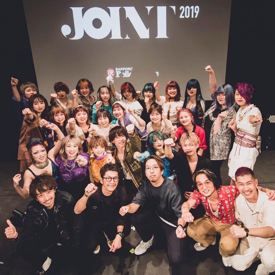 のインスタグラム：「✨JOINT 2019 無事に終了✨﻿ ﻿ 今年で2回目の開催となった﻿ JOINTも無事に満員御礼で終える事が出来ました‼️﻿ ﻿ ﻿ 開催目的の業界と専門学校と高校の3つの﻿カテゴリーが繋がり﻿未来に繋げていくという目的も達成出来たと思います🤩﻿ ﻿ ●龍谷高校のダンス部のスペシャルステージ﻿ ●札幌市内のプロ達のヘアーショー﻿ ●在校生のコンテスト﻿ ●宮地さんのライブスタイリングステージ﻿ ●フォトコンテスト﻿ ﻿ ﻿ 様々な事をJOINTされて﻿ 様々なエネルギーが会場中にバンバン出て﻿ ﻿ 本当に未来に繋がる素敵な﻿ イベントに今年もなりました✨✨✨﻿ ﻿ ﻿ コンテスト選手の皆さん﻿ 東京ゲスト審査員の皆さん﻿ ヘアーショーに出てくれたプロの皆さん﻿ 素敵なダンスを披露してくれた皆さん﻿ フォトコン参加の皆さん﻿ 素敵な映像を撮ってくれた姉妹校の皆さん﻿ テクニカルチームの皆さん﻿ 多くの来場者の皆さん﻿ ボランティア学生の在校生﻿ プロのMCさん﻿ 東京や福岡のベルエポックグループの皆さん﻿ プロカメラマン3名さん﻿ ﻿ とっっっても多くの皆さんのお陰で﻿ ﻿ 無事JOINT2019は大成功で終わりました‼️﻿ ﻿ ﻿ 本当に本当に有難う御座います😄😄😄﻿ ﻿ ﻿ 来年はなんと…﻿ ﻿ ﻿ お楽しみに😉  @joint_belle  @joint_photo2019  @miyachinoriyoshi  @_peach_momoch_  @makeup.atelier.1770  @kestra_beautystage  @mixsa_kestra  @onthe.hairsalon  @meika.hair  @haruhairstudio  @cilo_hairsalon  @hair_salon_bico  @asterisk1003  @zerohair_sapporo  @zerohair.hanare  @bico_seam  @belle_harajuku  @fukuoka_belle  @tokyo_belle」