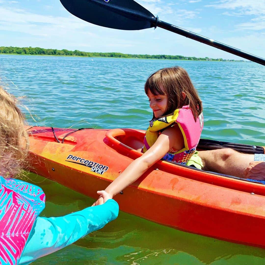 Ilana Wilesさんのインスタグラム写真 - (Ilana WilesInstagram)「It’s pouring out today, so I’m going to continue posting pics from the weekend. The dads took Harlow and her friend kayaking in the bay and apparently, the girls wanted to hold hands half the time. Must be nice going kayaking without the responsibility of paddling! Also a few people sent me articles about a shark spotted in a bay near my house 😱😱😱 It wasn’t that close and apparently it is a basking shark which is harmless, but it was still 10-12ft long and swimming in warm shallow water. Holy crap, the animals have all gone mad. I also saw a video of a deer playing in the waves at the beach alongside all the people. This was in Michigan I think, by a lake. And two bears playing on a swing set that happens to be the same exact one we have. This was Connecticut. Is this like a few years before they all band together and take earth back from the humans??? Maybe next week, I’ll walk into the movies and find myself sitting next to a kangaroo? Or ordering Starbucks behind a meerkat??? Scary times 😳」7月24日 0時08分 - mommyshorts