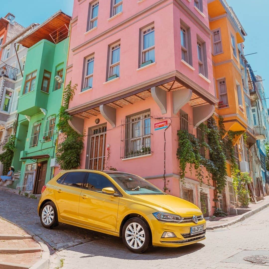 フォルクスワーゲンさんのインスタグラム写真 - (フォルクスワーゲンInstagram)「Live life in colour. #colour #streets #traveltuesday #vwpolo #volkswagen #vw」7月24日 0時10分 - volkswagen