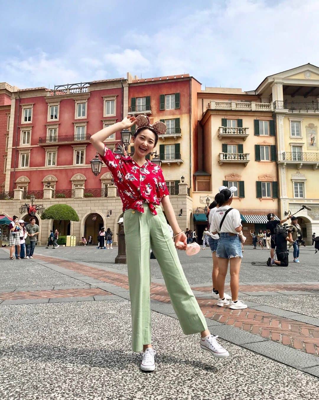 西口真央のインスタグラム：「Aloha minnie Tシャツ🌺🐭🎀🌈 でスタジオ出演でした！ この夏は私もプライベートで必ずディズニーリゾート楽しみます！ #東京ディズニーシー」
