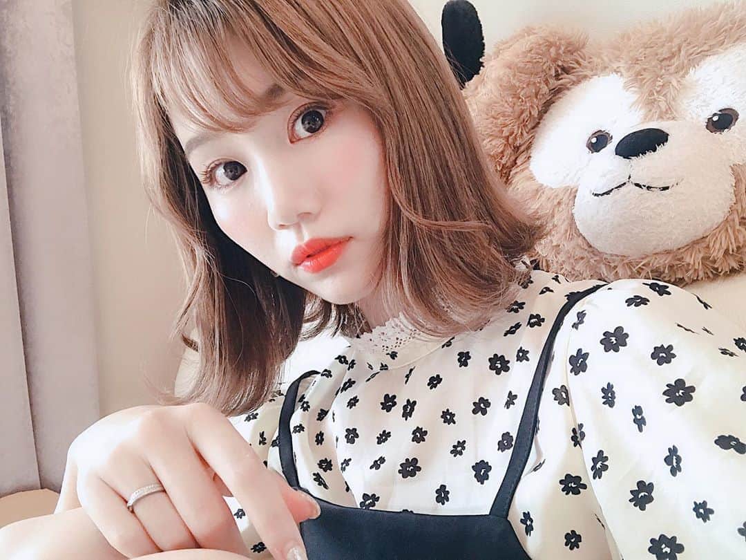 のインスタグラム：「前髪復活っ。 #セルフカット * 前髪クセがすごいから伸ばすの大変で生え際産後からもじゃもじゃですごく嫌になってきて切っちゃった🙄😳😑😑😑（笑） なれない真顔w」