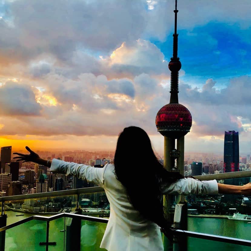 mycoのインスタグラム：「夕焼けになってく青空📸  ホテルの上にあるBAR めちゃ絶景でした🖤 ＃上海 #flairrooftop ＃絶景 #夕焼け #浦東」