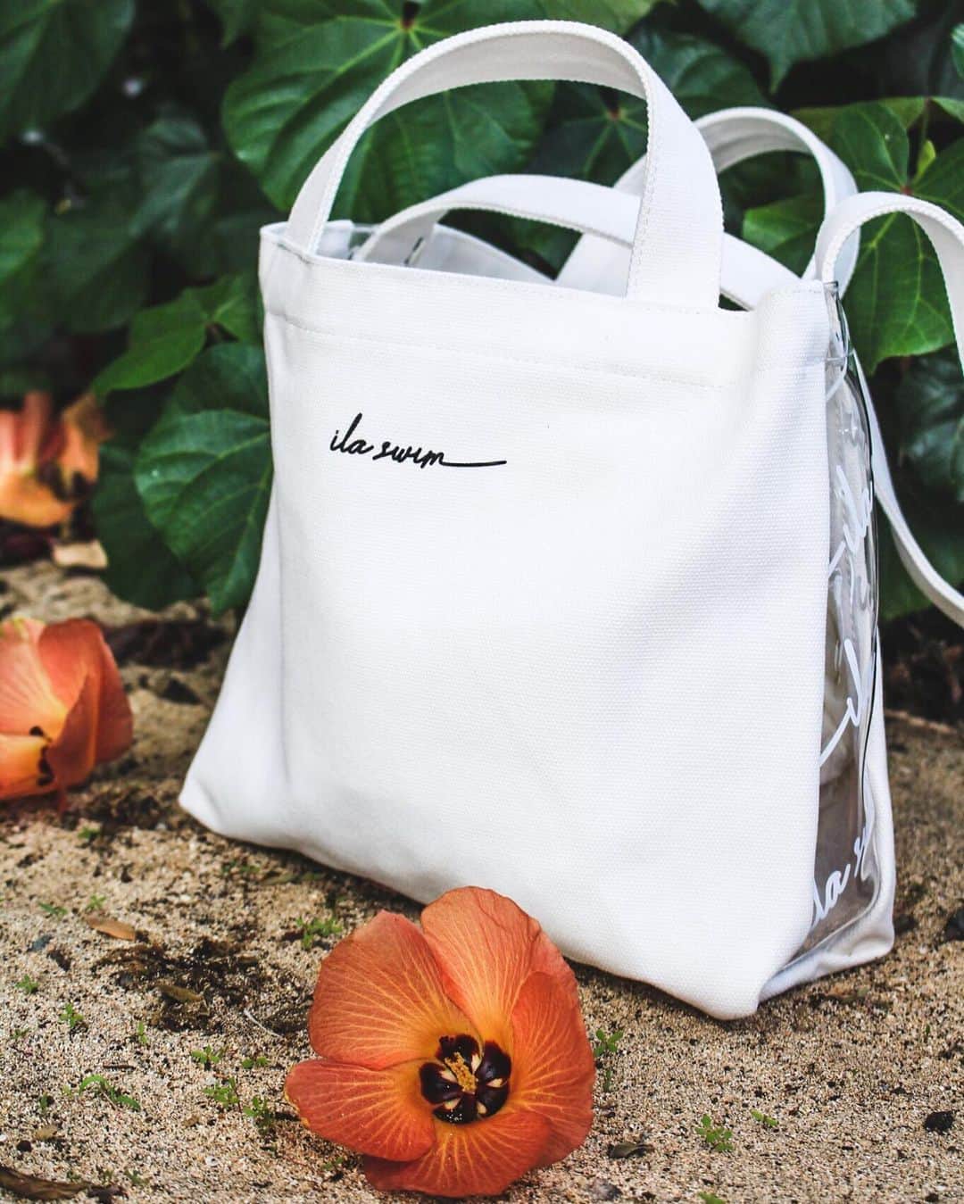 ILAのインスタグラム：「New white canvas tote 🌺🌺🌺🌺 #ILASWIM」