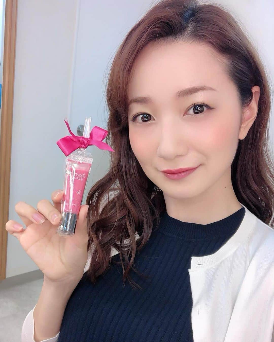 松原江里佳さんのインスタグラム写真 - (松原江里佳Instagram)「💄 日本テレビ「news every.」 今日の18時15分〜特集コーナーに出演します♡ 💄 ヘアメイクの野崎さんからグロスをプレゼント🎁してもらったぁ✨ ずっと使ってたシリーズだったけど、切らしちゃってたからより嬉しい😊💕 この日はバイエルの撮影だったから、さっそく使用😍 ❤︎ ❤︎ #news #newsevery #リポーター  #スターダスト  #フリーアナウンサー  #バイエル #医薬品 #イグザレルト #ナビゲーター #ヘアメイク #メイク #巻き髪 #美容 #でこ #グロス #ワンダーハニー」7月24日 0時23分 - erika_matsubara