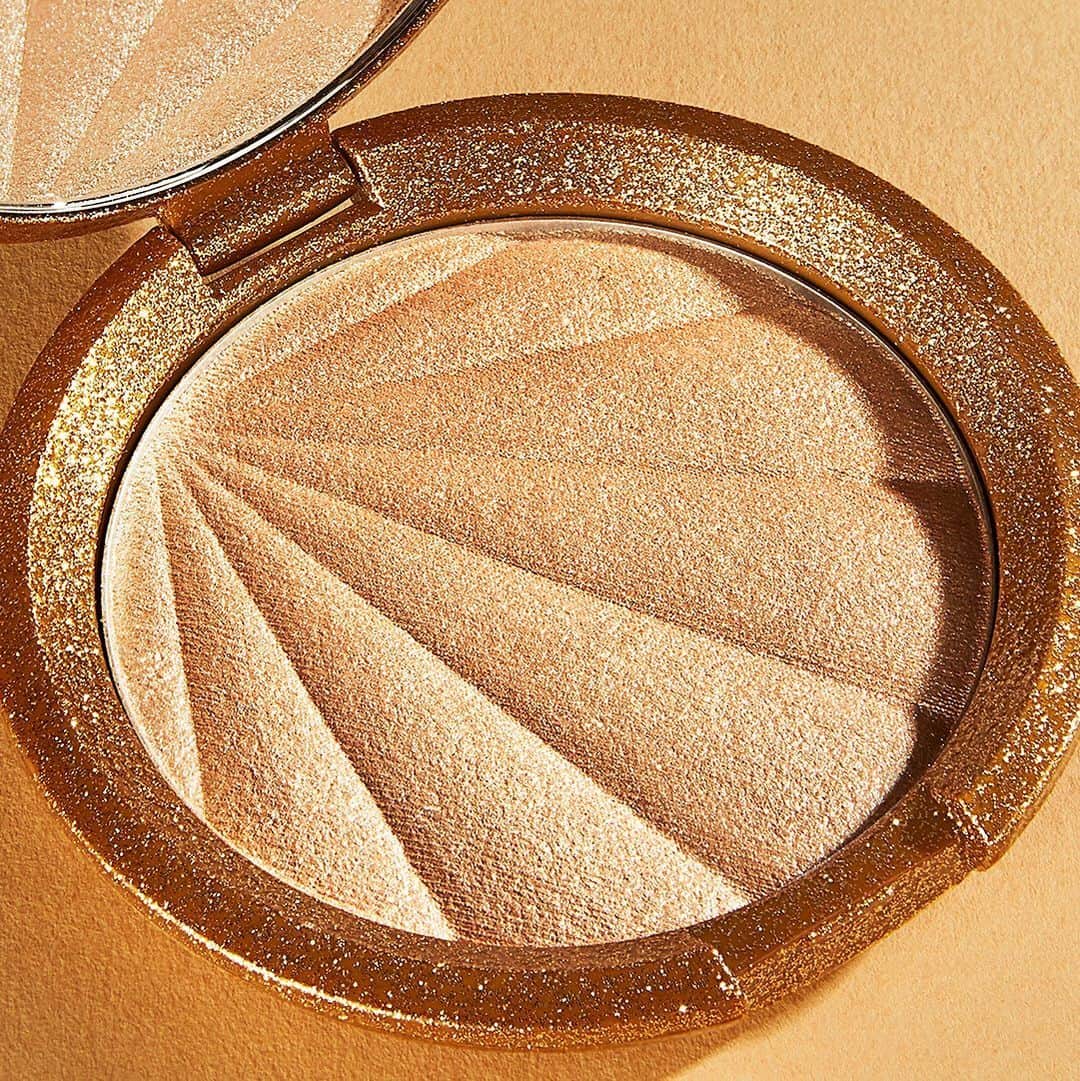 BECCAさんのインスタグラム写真 - (BECCAInstagram)「When the packaging is *almost* as stunning as the highlighter itself 😲 our best-selling Champagne Pop Shimmering Skin Perfector just got a Collector’s Edition compact design – and DAYUM does it look gorgeous ✨ A must-have for Champagne Pop lovers everywhere, this bestows a backlit lustre without any tell-tale glitter, to leave you looking luminous in any light. Tap to shop! #Repost @CultBeauty」7月24日 0時27分 - beccacosmetics