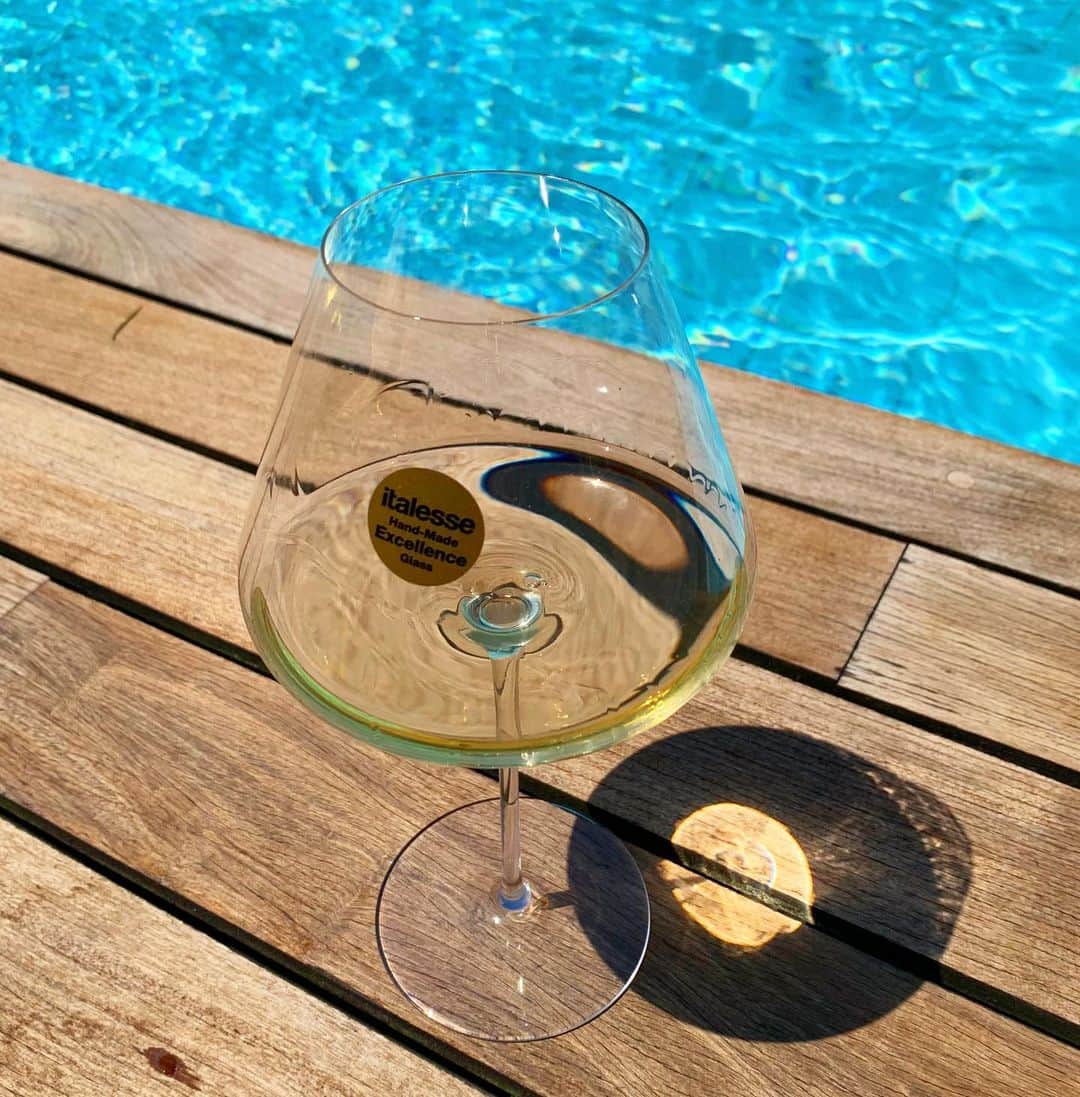 のインスタグラム：「In a hot summer day, thanks to the beauty of the Etoilé Platinum, you can taste poolside a good glass of white wine and be captivated by the beauty of its glows and the flavours that delight the noses and mouths. Cheers! 🍷 #italesse #design #etoilecollection #glassware #tableware #handmade #glass #glasslover #sommelier #wine #wineglass #wineaccessories #winetasting #tasting #instawine #winelover #winegram #winetime #winelife #experience #pool #cheers」