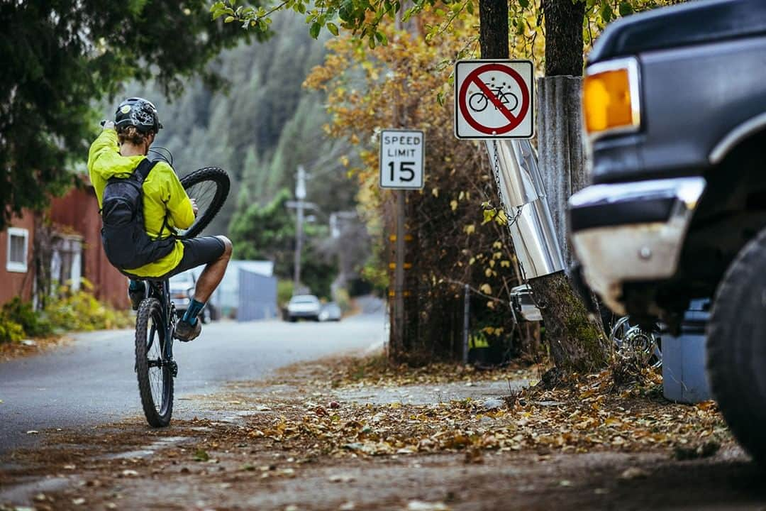 patagoniaさんのインスタグラム写真 - (patagoniaInstagram)「During the first weekend of August, the tiny town of Downieville, CA explodes with spectators and racers attending @sierratrails’ infamous Downieville Classic, one of the sport’s most unique, colorful, and difficult events. The rest of the year, however, the population hovers at around 325, leaving plenty of space for Evan Ames to wheelie down Main Street after one of the area’s legendary descents.⁠ ⁠ Tune in @patagonia_mtb when the race starts next week.⁠ ⁠ Photo: @ken_etzel」7月24日 0時30分 - patagonia