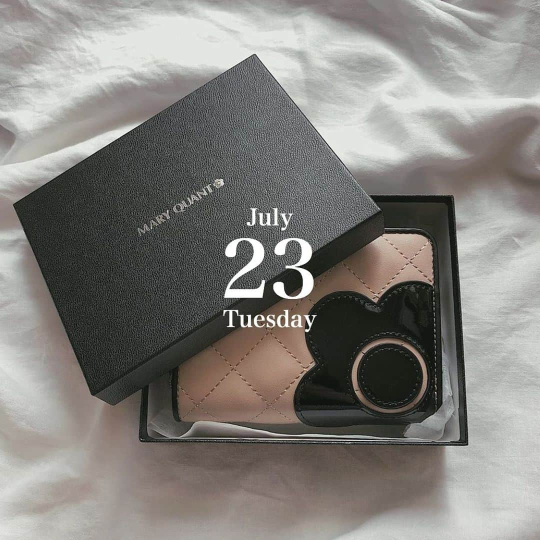 bis_web bis [ビス] さんのインスタグラム写真 - (bis_web bis [ビス] Instagram)「﻿ July 23, Tuesday﻿ ﻿ ﻿ 👛﻿ ﻿ ﻿ みんなのお財布のブランドは？﻿ ﻿ bisガールの中でで一番人気はやっぱり﻿ #miumiu のお財布！﻿ ﻿ つづいて、#gucci 🖤﻿ ﻿ そして、、、最近bis編集部が注目しているのは﻿ #maryquant のお財布！﻿ ﻿ かわいいお花のロゴマークは デイジーと呼ばれているそう！﻿ ﻿ ﻿ みんなの愛用しているお財布を﻿ @bis_web / #bis_web のタグ付けをして投稿してね🖤﻿ ﻿ ﻿ ﻿ #お財布 #おさいふ #二つ折り財布 #ミニウォレット #マリークワント #デイジー #マリクワ #さいふ #小物 #バッグの中身 #三つ折り財布 #wallet #革財布 #👛 #かばんの中身 #カバンの中身 #グッチ #ミュウミュウ #ブランド #ブランド財布 #bis_web」7月24日 0時39分 - bis_web