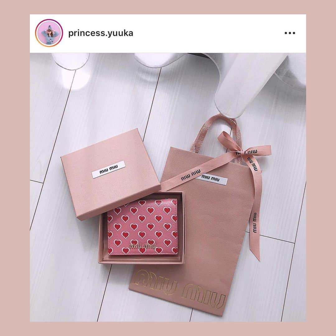 bis_web bis [ビス] さんのインスタグラム写真 - (bis_web bis [ビス] Instagram)「﻿ July 23, Tuesday﻿ ﻿ ﻿ 👛﻿ ﻿ ﻿ みんなのお財布のブランドは？﻿ ﻿ bisガールの中でで一番人気はやっぱり﻿ #miumiu のお財布！﻿ ﻿ つづいて、#gucci 🖤﻿ ﻿ そして、、、最近bis編集部が注目しているのは﻿ #maryquant のお財布！﻿ ﻿ かわいいお花のロゴマークは デイジーと呼ばれているそう！﻿ ﻿ ﻿ みんなの愛用しているお財布を﻿ @bis_web / #bis_web のタグ付けをして投稿してね🖤﻿ ﻿ ﻿ ﻿ #お財布 #おさいふ #二つ折り財布 #ミニウォレット #マリークワント #デイジー #マリクワ #さいふ #小物 #バッグの中身 #三つ折り財布 #wallet #革財布 #👛 #かばんの中身 #カバンの中身 #グッチ #ミュウミュウ #ブランド #ブランド財布 #bis_web」7月24日 0時39分 - bis_web