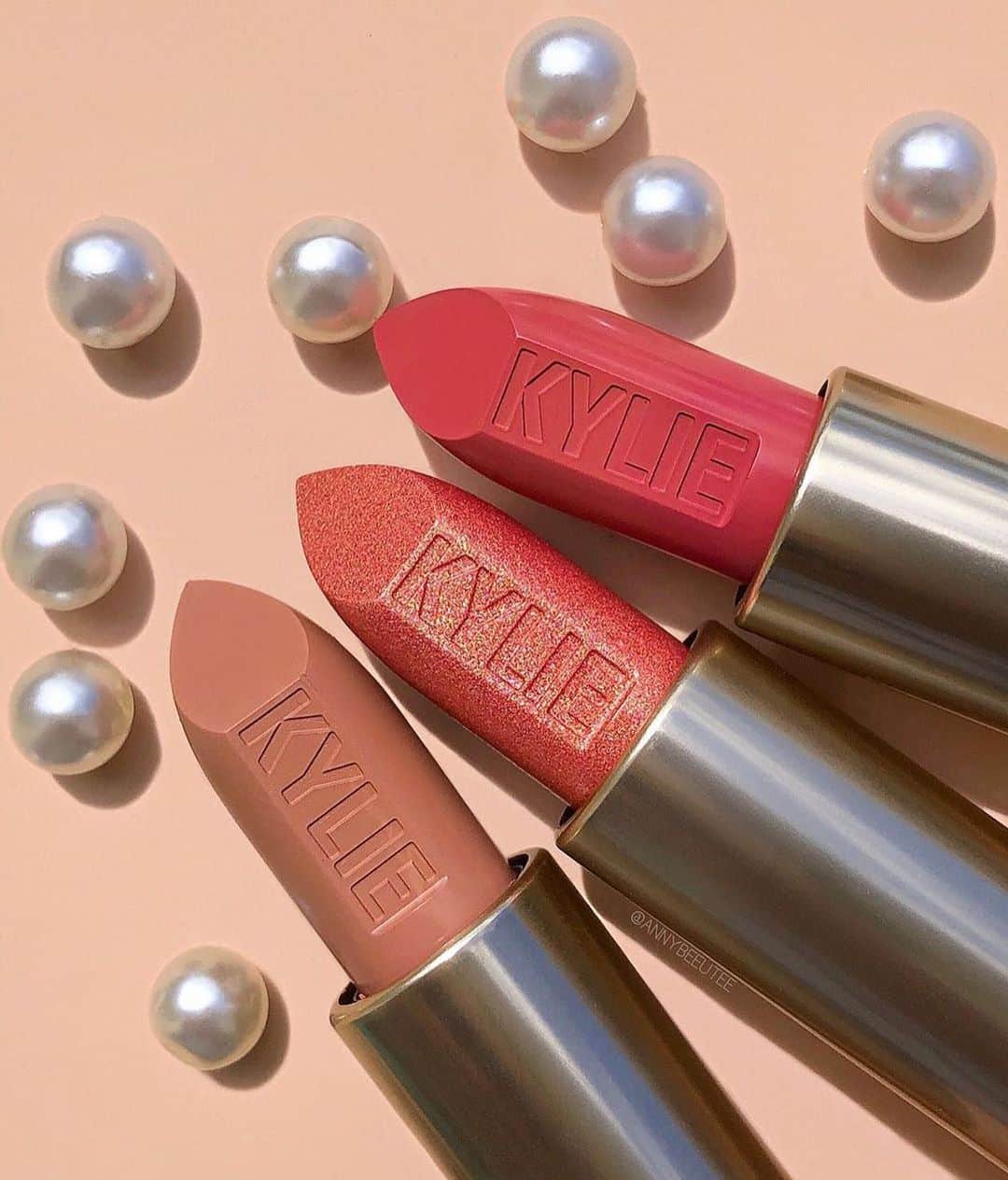 Kylie Cosmeticsさんのインスタグラム写真 - (Kylie CosmeticsInstagram)「Beach Bum, Endless Summer and Paradise Please lipsticks 🧜‍♀️ new gorgeous shades for the summer ☀️ love this pic by @annybeeutee」7月24日 0時39分 - kyliecosmetics