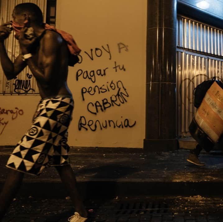 VICEさんのインスタグラム写真 - (VICEInstagram)「At 11 PM EST, after several warnings, authorities moved in on Puerto Rico protestors firing tear gas. They continued to tear gas people for hours up and down the streets of Old San Juan. #RickyRenuncia 📸: @zcaldwelll via @vicenews」7月24日 0時36分 - vice