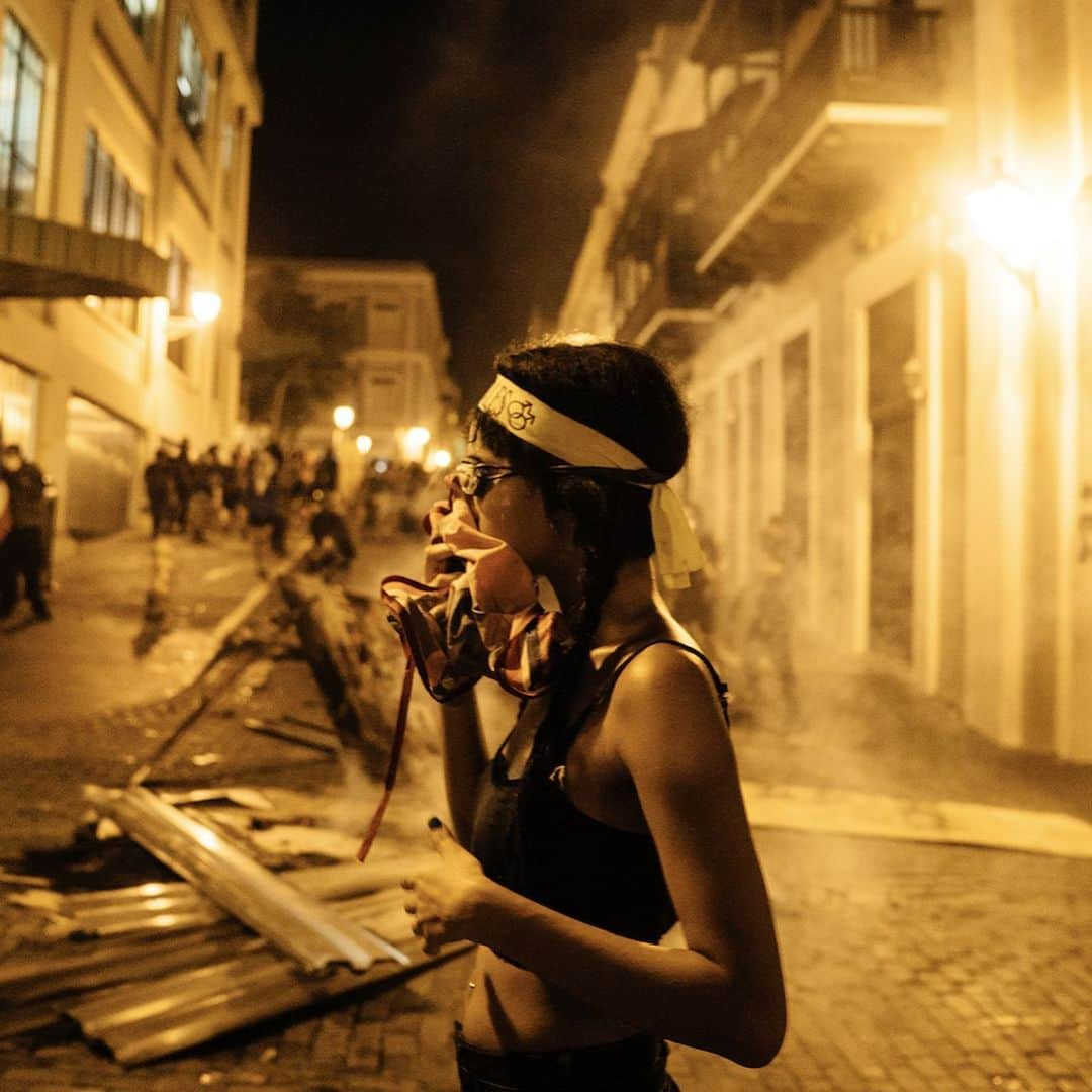 VICEさんのインスタグラム写真 - (VICEInstagram)「At 11 PM EST, after several warnings, authorities moved in on Puerto Rico protestors firing tear gas. They continued to tear gas people for hours up and down the streets of Old San Juan. #RickyRenuncia 📸: @zcaldwelll via @vicenews」7月24日 0時36分 - vice