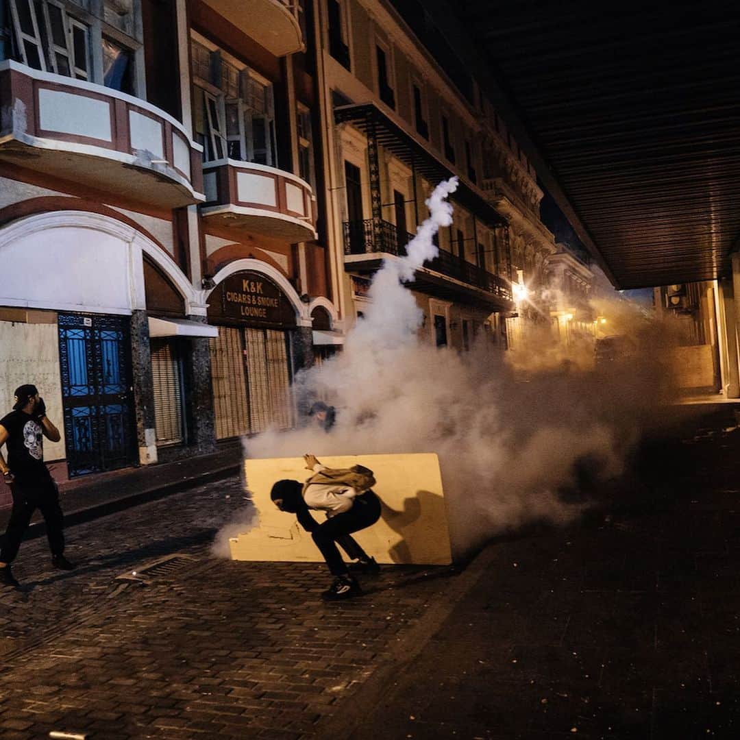 VICEさんのインスタグラム写真 - (VICEInstagram)「At 11 PM EST, after several warnings, authorities moved in on Puerto Rico protestors firing tear gas. They continued to tear gas people for hours up and down the streets of Old San Juan. #RickyRenuncia 📸: @zcaldwelll via @vicenews」7月24日 0時36分 - vice