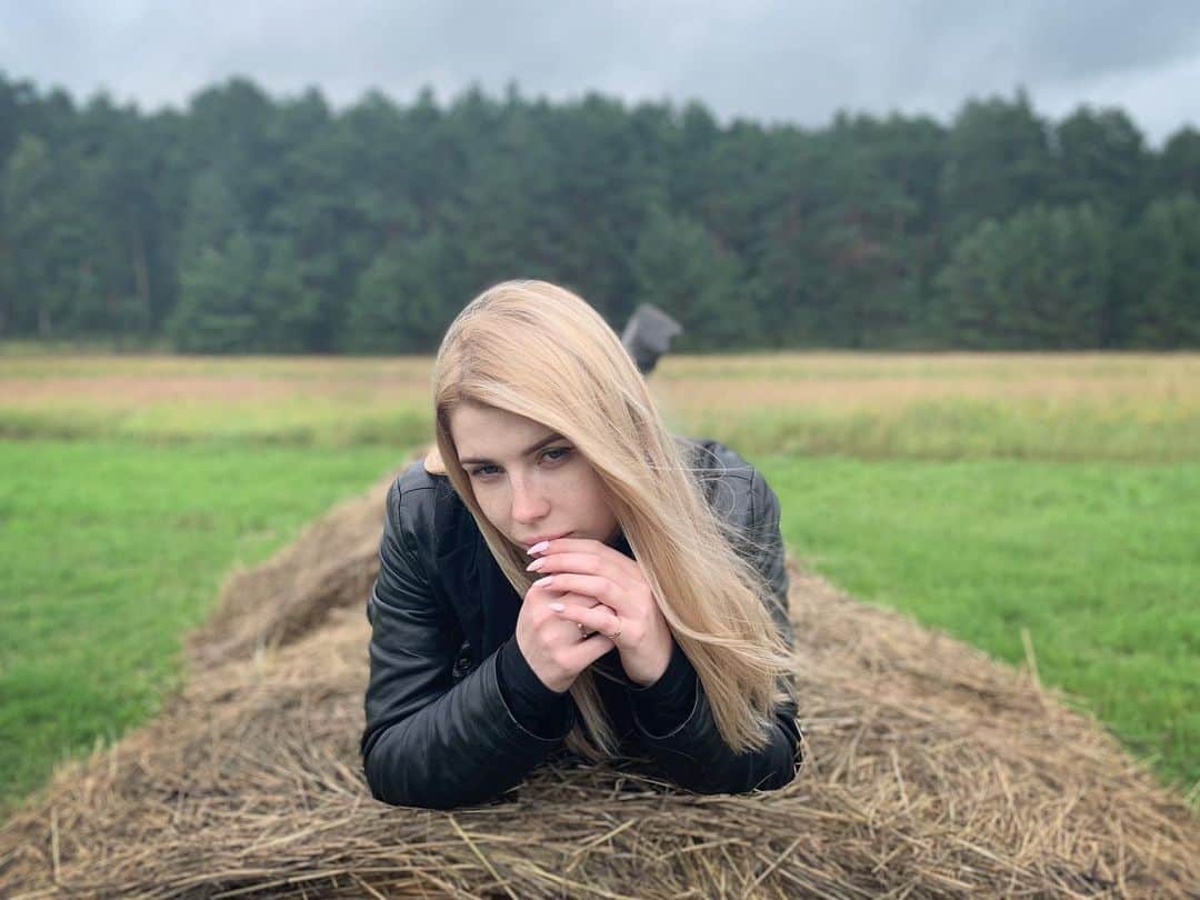ALINA AKULAのインスタグラム：「🖤🌲」