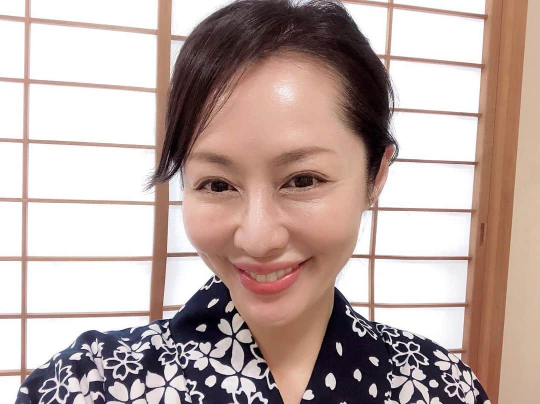 藤井美加子さんのインスタグラム写真 - (藤井美加子Instagram)「☆﻿ 「襟を正す」とは和装用語ですが﻿ 姿勢を正して気を引き締めて物事にあたる﻿ という意味です。﻿ ﻿ 今、目の前にあることを精一杯﻿ それしか出来ないです。﻿ ﻿ 日舞のお稽古、そして舞台のお稽古へ。﻿ 二日後には舞台本番﻿ 現場では共に汗を流し心一つです。﻿ そんな仲間がいる事に救われます。﻿ ﻿ ﻿ ﻿ #日本舞踊#日舞#花柳流#花柳柏三月#着物#伝統芸能#美肌食マイスター#アンチエイジングアドバイザー#美肌エキスパート#女優#美容#予防医学#健康#美肌先生#美肌食#美肌生活#美しく生きる#三木美加子﻿ #health#beauty#beautiful#peace#happy#life#lifestyle#healthy#kimono#kimonostyle#kimonodress#nichibu」7月24日 0時48分 - mikako_miki