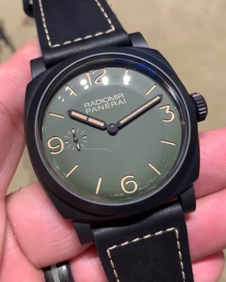 パネライのインスタグラム：「A little hands on with on of the fan favorites  from the new “Edizione Verde Militare”. The #PAM997 48mm Ceramic powered by the P.3000 manual wind movement. #PaneraiCentral」