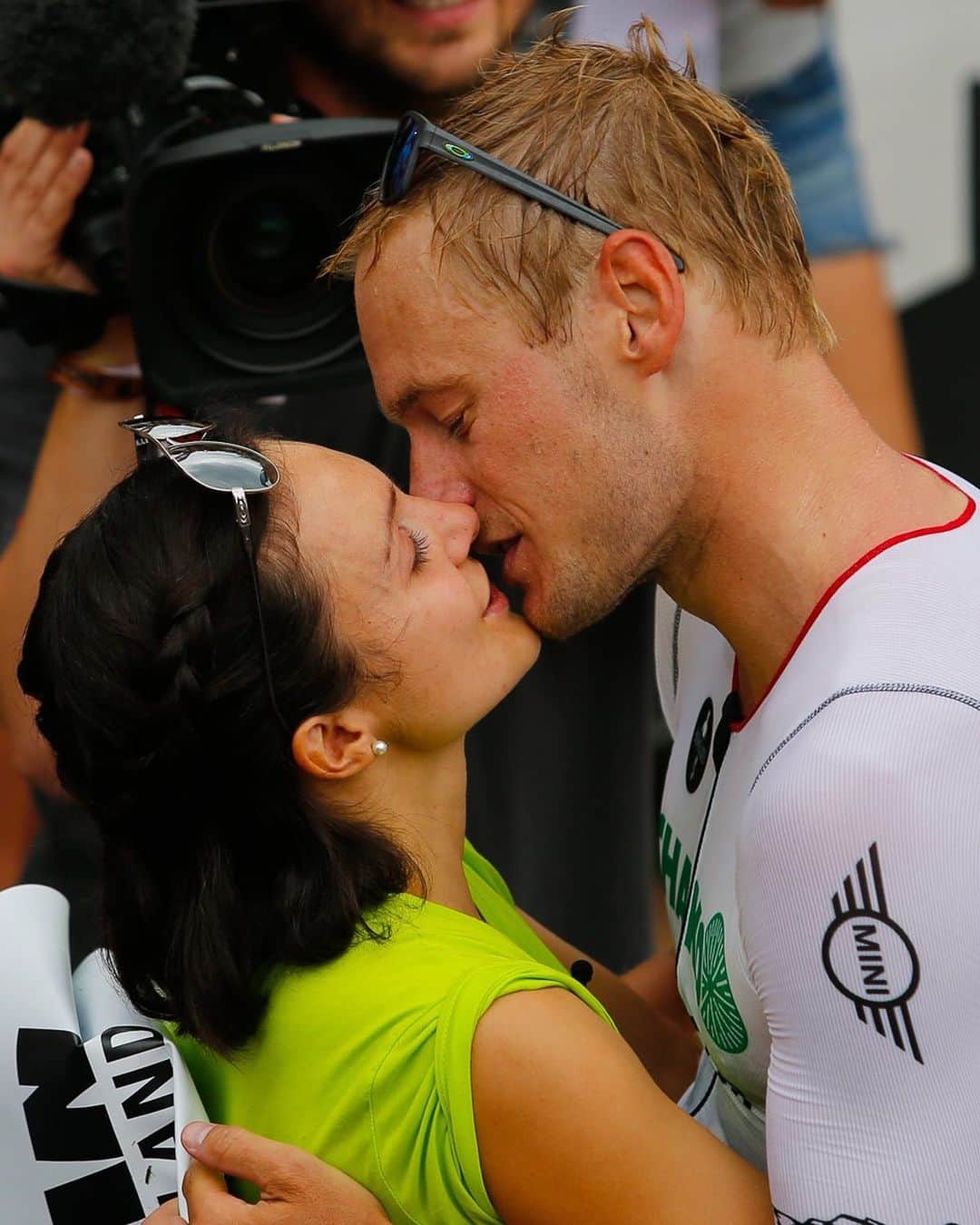 サラ・マイアーさんのインスタグラム写真 - (サラ・マイアーInstagram)「Love sweaty finish line kisses 😆 . #ironman #finishline #sweatykiss」7月24日 0時41分 - sarah.van.berkel