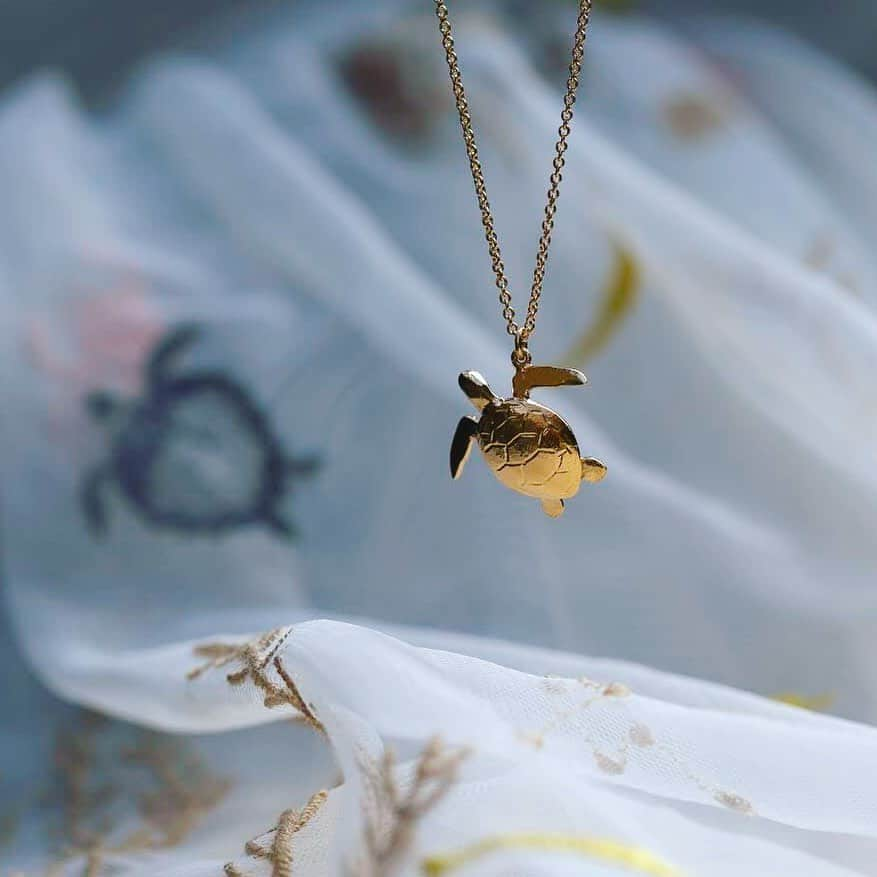 アレックスモンローさんのインスタグラム写真 - (アレックスモンローInstagram)「Craving the Ocean cool...🌊❤️🐢 #LondonHeatwave. . £10 from every Turtle Necklace will be donated to support @friends_earth in their global campaign against #plasticpollution 🌎 #AlexMonroe #HandmadeinEngland #EthicalJewellery #InspiredbyNature #turtlenecklace」7月24日 0時46分 - alexmonroejewellery