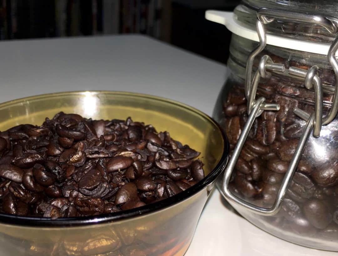 森田繁さんのインスタグラム写真 - (森田繁Instagram)「ホット用と同じ基準でアイスコーヒー用の豆からクズ豆を取りのぞくと、歩留まりが悪すぎる。これだからフレンチローストは……！ せめて、美味いコーヒーになるといいのだが。」7月24日 0時56分 - siglic