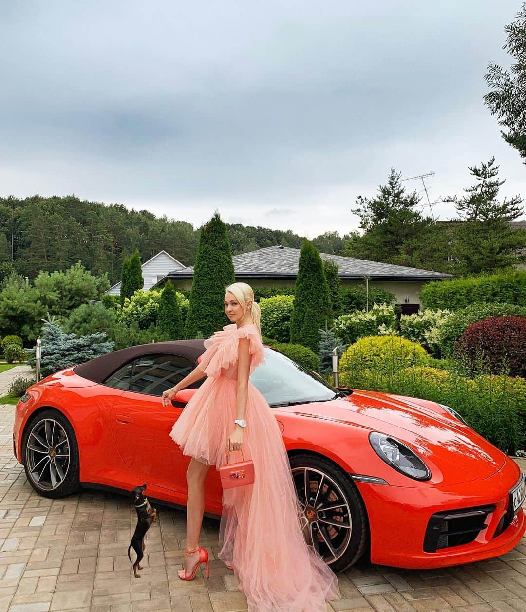 ヤナ・ルドコフスカヤさんのインスタグラム写真 - (ヤナ・ルドコフスカヤInstagram)「Тыква превратилась в Porsche 911 S Cabrio,пижама -в роскошное платье @hm & @giambattistavalliparis ,а вот Водитель в Фифу )) Моя фея -крёстная - @porschenewsroom_russia 🧡」7月24日 0時57分 - rudkovskayaofficial