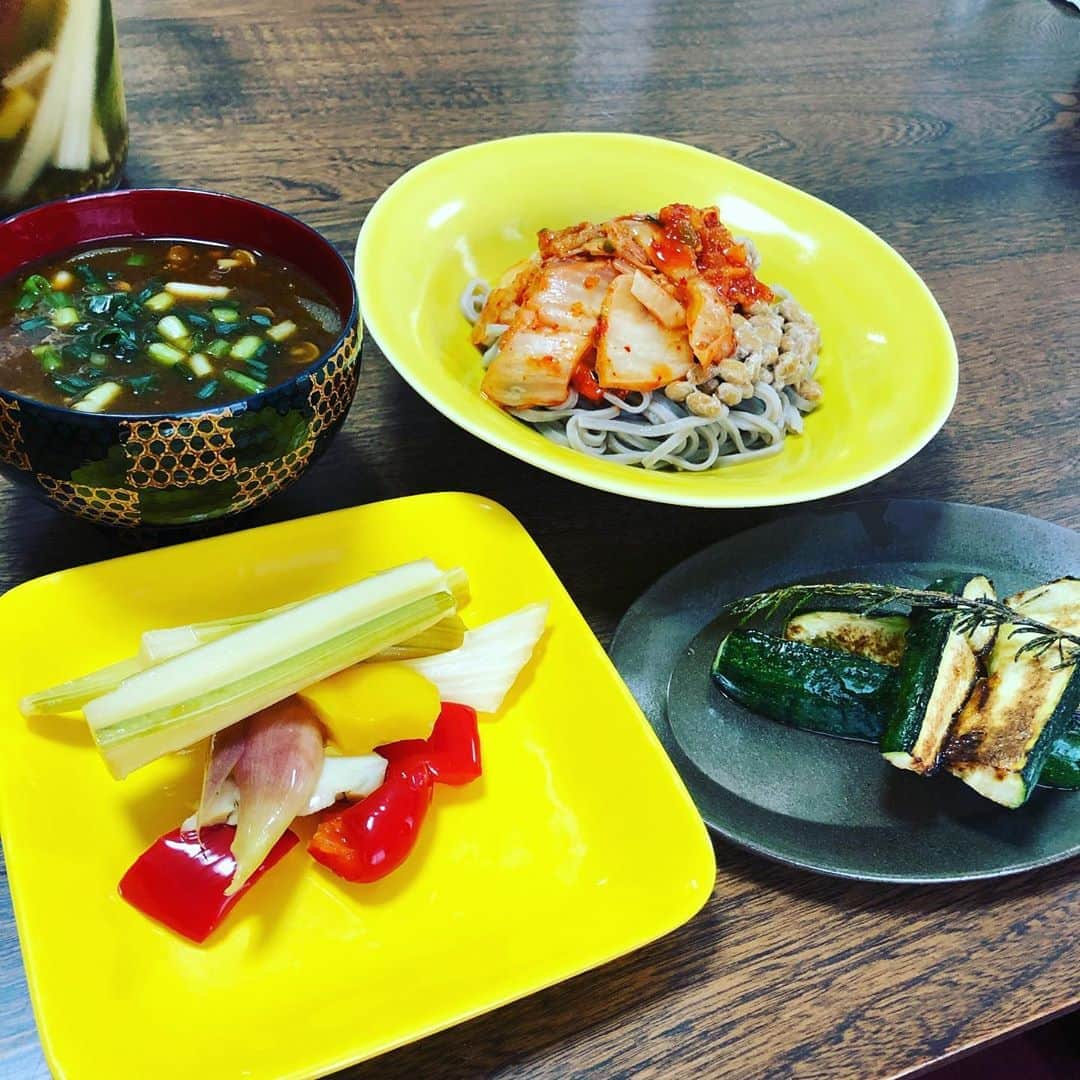久保ミツロウのインスタグラム：「今日の昼はフルーツ、自家製ピクルス、ズッキーニのグリル、トマトと玉ねぎとなめこの味噌汁、キムチと納豆の十割蕎麦(半人前)。バランス素晴らしい〜美味しい〜。他の日も頑張った。」