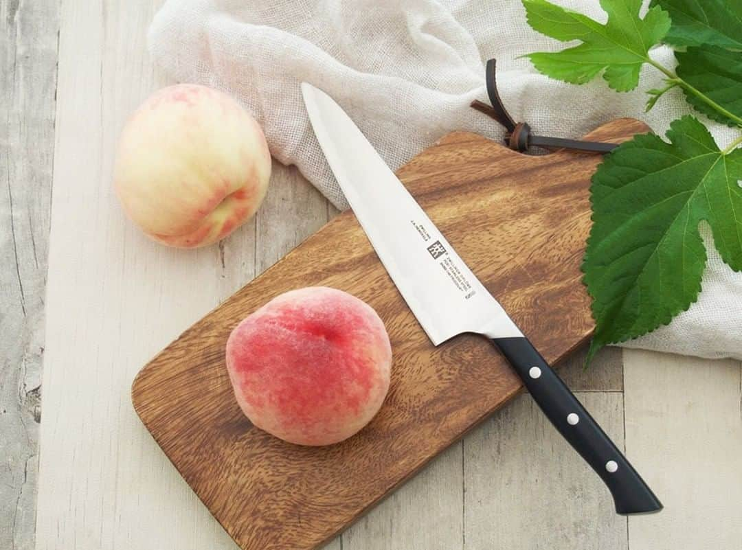 ZWILLING Japan ツヴィリングさんのインスタグラム写真 - (ZWILLING Japan ツヴィリングInstagram)「ジューシーな桃の旬ですね🍑🍑🍑 . 柔らかい桃が、切っているうちに潰れてしまった経験はありませんか😱？ .  上手なむき方をwebメディアでご紹介しています→ https://bit.ly/2L4U2xh . フルーツなどにちょうど良いサイズの包丁が、こちらの「コンパクトシェフ」🔪 . 写真の「ツヴィリング ディプロム」が、今月のナイフとして期間限定のお試しプライスになっています。素敵なギフトもついてくるので、このチャンスをぜひお見逃しなく。 . 写真をタップしてぜひご覧になってみてください😊  #ツヴィリング #zwilling #ナイフ #包丁 #キッチン用品 #調理学校 #製菓学校 #ルコルドンブルー #コルドンブルー #フルーツナイフ #果物ナイフ #キッチン雑貨 #キッチン道具 #キッチンインテリア #キッチン収納 #シンプルライフ #桃 #白桃 #桃のむき方」7月23日 16時04分 - zwilling_japan