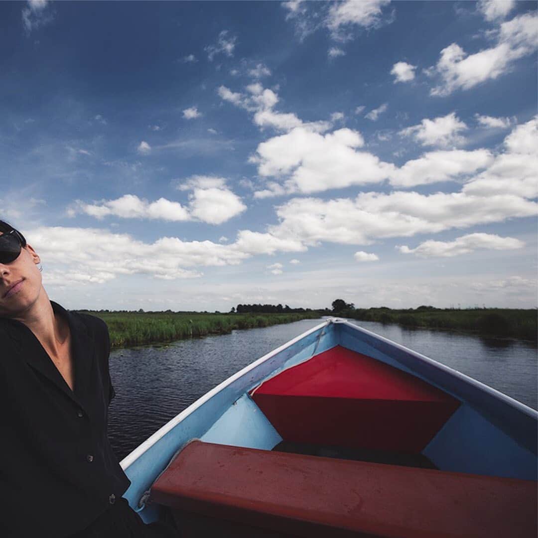 アンナ・キールバシンスカさんのインスタグラム写真 - (アンナ・キールバシンスカInstagram)「Płynąc przez bajkę 🥰  #exploring #nederland #giethoorn」7月23日 15時59分 - annakielbasinska