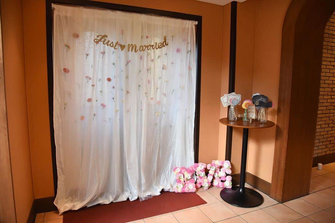 ヴィラデマリアージュさいたまのインスタグラム：「—Party Report— . “Picnic” Ryo & Yumiko’s wedding . おふたりの人柄や感性から マリアージュコーディネーターが ご提案させていただいたコンセプト . . 南フランスの街中で、ゲストの皆様と一緒に ピクニックを楽しんでいるように . 街には自転車やガーランド . お花で溢れたバスケットも置いて ゲストをお迎えしました . 披露宴会場へ続くロビーには お手作りのお二人らしいフォトスポットで ゲストの皆様に思い出のお写真を撮って頂きました . おふたりとゲストが 近い距離感で、最高の笑顔が溢れる あたたかい一日となりました Bon Mariage! . . . #villasdesmariages#ヴィラデマリアージュ#ヴィラデマリアージュさいたま#結婚式レポート#結婚式場#ウェディング#wedding#ブライダルフェア  #式場見学#大宮結婚式場#結婚式場探し#式場探し#南フランス #ウェディングネーム#weddingname#コンセプトウェディング#プレ花嫁#プレ花嫁準備#プレ花嫁さんと繋がりたい#卒花嫁#卒花嫁レポ#卒花嫁さんとも繋がりたい#weddingphotography#weddingphotos#weddingphoto#ウェディングフォト」