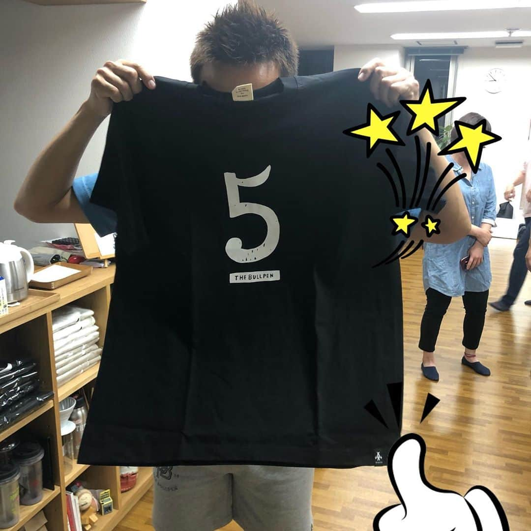 天谷宗一郎さんのインスタグラム写真 - (天谷宗一郎Instagram)「2019年、夏。  ヘビロテ確定のＴシャツ。  ありがとうございます😊  #BULLPEN #鈴川卓也 #恥ずかしがり屋さん #2019夏 #一張羅 #ありがとうございます #天谷宗一郎」7月23日 16時21分 - soichiroamaya