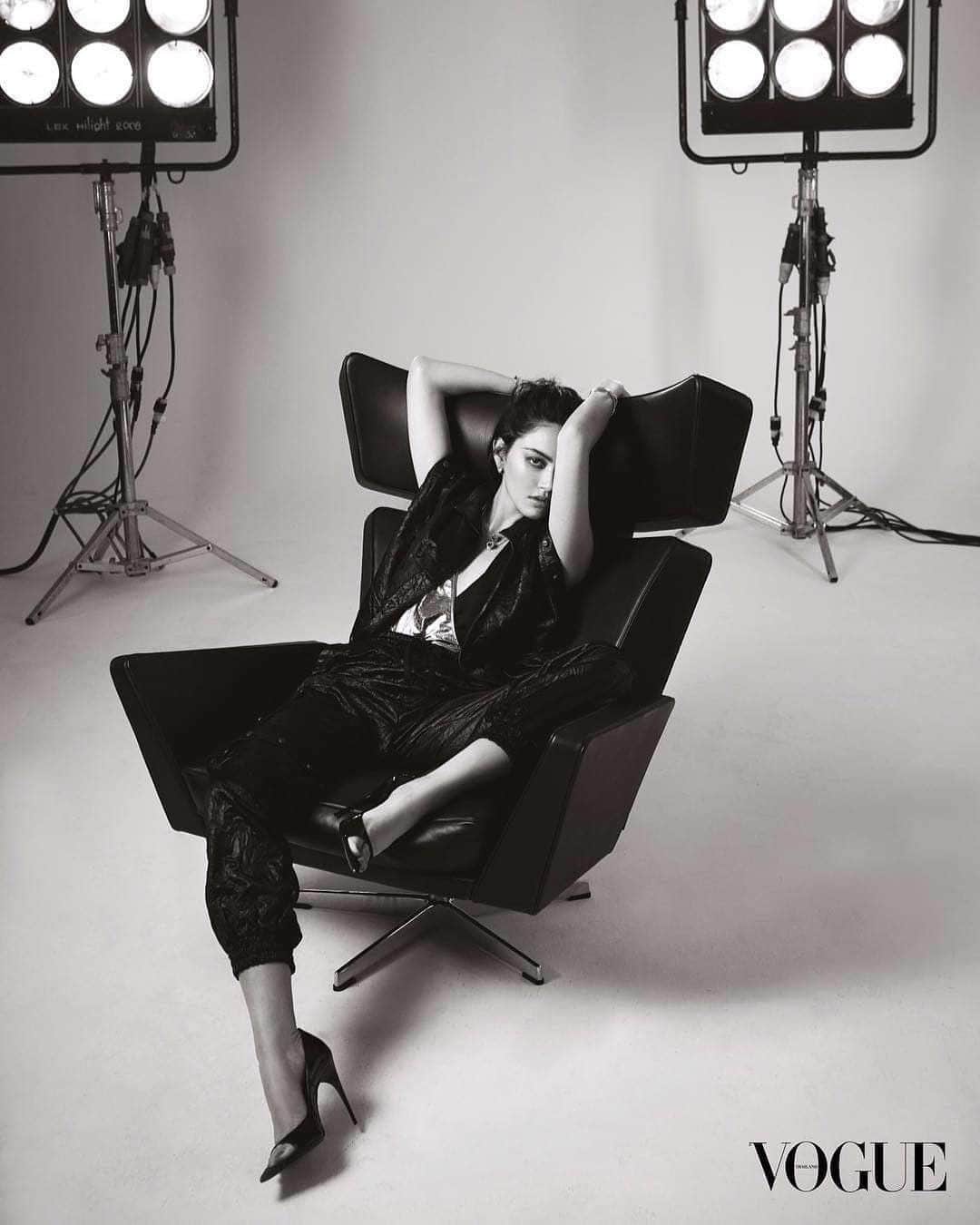 フリッツハンセンさんのインスタグラム写真 - (フリッツハンセンInstagram)「Stunning actress and model Davika Hoorn in the Oksen™ chair  @davikah @vogue @voguethailand  #oksenchair #arnejacobsen」7月23日 16時15分 - fritzhansen