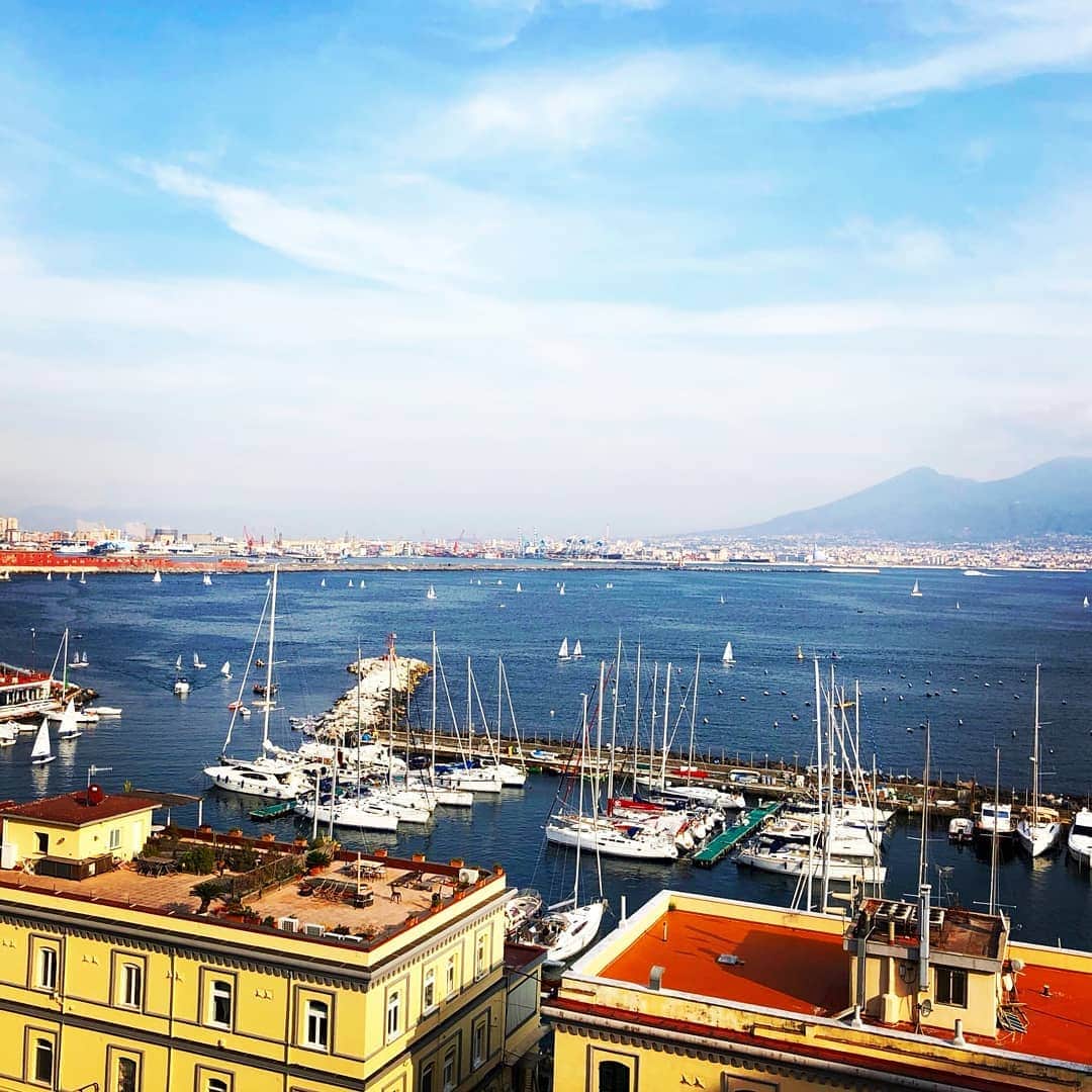 旅行比較サイト・トラベルコ 理想の旅を、いちばん安く。のインスタグラム：「#南イタリア の #ナポリ 。着いた途端、潮の香りが漂い“海辺の街に来た！”という実感が込み上げてきます。  こちらはかつて漁港として栄えた #サンタルチア の先端に建つ #卵城 からの眺め。「 #ナポリを見て死ね 」なんて言葉があるそうですが、雄大な #ベスビオ火山 と #ナポリ湾 の美しい海岸線とが一枚絵となったナポリの街並みを見て、妙に納得してしまいました。  ナポリからは #青の洞窟 で有名な #カプリ島 へも日帰りで行けます。青の洞窟への入場可否は当日の天候に左右されるため運頼みですが…ちょうど今ごろ（6月～8月）は比較的高確率だといわれているので、トライする価値、大アリです♪ * * * あなたが訪れた旅先での写真に《 @travelko_chan 》《 #トラベルコ 》《 #travelko 》とタグ付けして投稿してみてください！　こちらのアカウントで紹介させていただくかもしれません♪ * * * #napoli #italy #santalucia #castleoftheegg #vedinapoliepoimuori #golfodinapoli #ilmontevesuvio #travel #trip #sightseeing #旅行 #海外旅行 #フォトジェニック #旅行好きな人と繋がりたい #女子旅 #一人旅 #instatravel #travelgram #トラベルコ #travelko  #トラベルコちゃん @italia.jp」