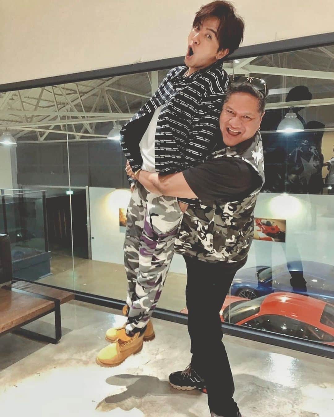 コディ サンダーソンのインスタグラム：「I hold my friends and family higher than myself!  @showlo @gotnofears_official #showlo #taipei @codysanderson_asia #codysanderson #navajo」