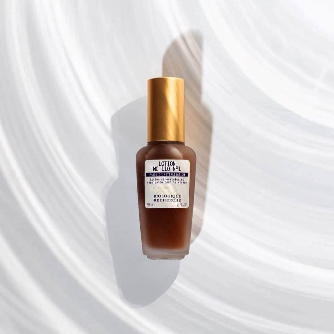 のインスタグラム：「Lotion MC110 N°1 — это бустер для лица с увлажняющим и восстанавливающим эффектом, который станет отличным дополнением к вашему Lotion P50. Он подходит для любого состояния кожи (Skin Instant©) и помогает отшелушивать ее омертвевшие частички, а также максимально гармонично очищать эпидермис. Более того, лосьон обладает антивозрастным действием: борется с появлением первых морщин, в том числе мимических, тем самым устраняя признаки старения. Также  отлично помогает скорее устранить последствия акне и другие воспаления кожи.  Советы по применению: нанесите несколько капель Lotion MC 110 на ватный диск и мягкими похлопывающими движениями распределите средство по коже в направлении от центра лица к краю, уделяя особое внимание носогубным складкам и скулам.  #BiologiqueRecherche #BuildingBetterSkin #FollowYourSkinInstant #посольствакрасоты #biologique_recherche_russia #biologique_recherche」