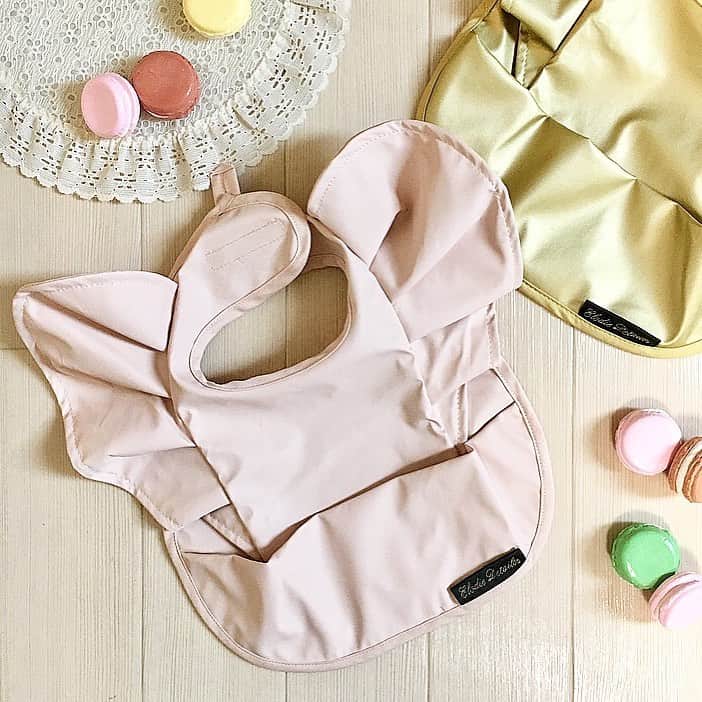blossom39_officialのインスタグラム：「《Elodie details》のお食事エプロンの人気カラーPowder Pinkが、再入荷して久しぶりに店頭に並んでいます♪ ・ 今回の入荷は数量限定ですので、気になっていた方はお早めにどうぞ！ ・ #blossom39#ブロッサム39 #elodiedetails #エロディディティールズ #お食事エプロン#お食事ビブ#お食事用スタイ#赤ちゃんのいる生活」