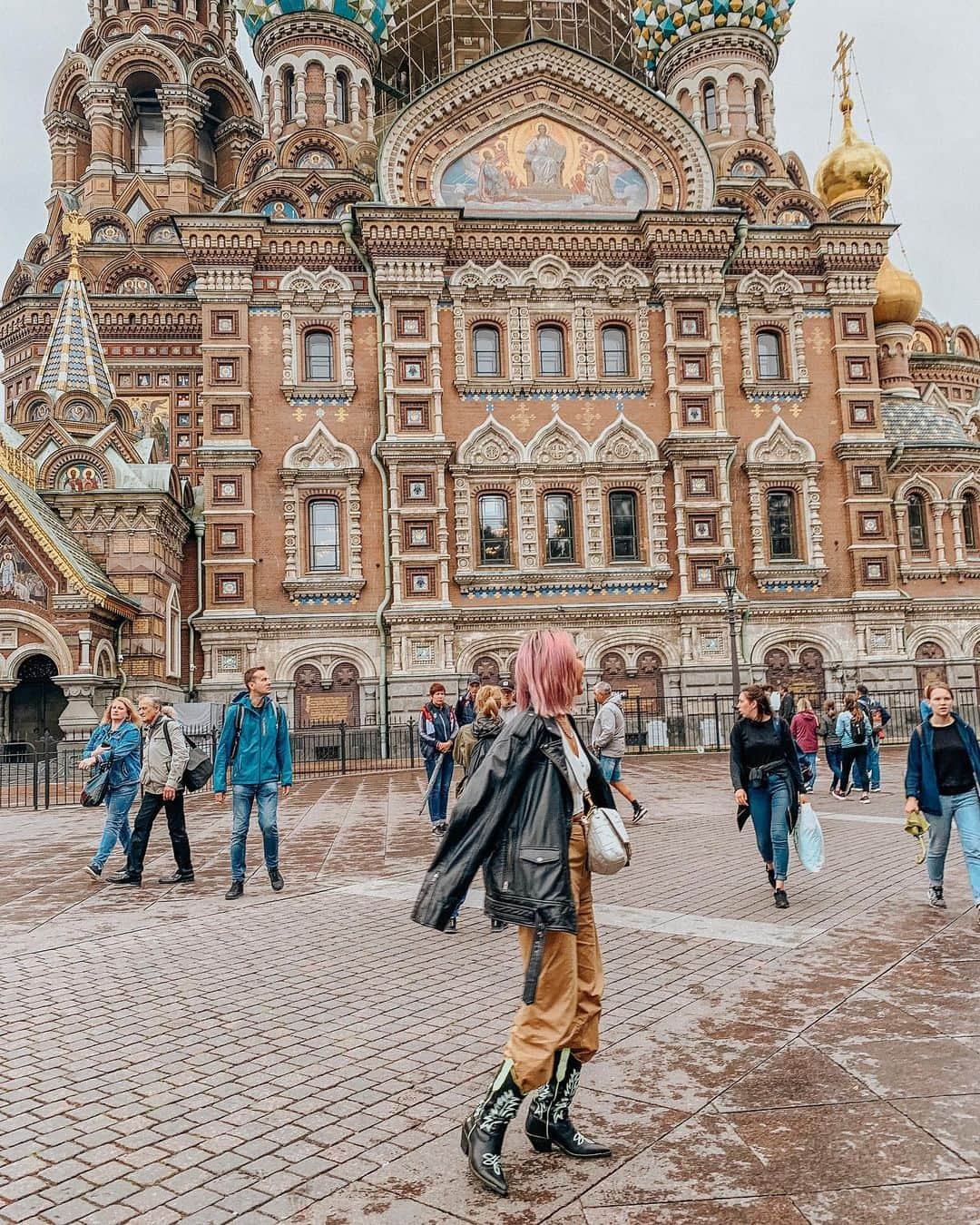 植野有砂さんのインスタグラム写真 - (植野有砂Instagram)「Jacket and boots in July for Russian summer 😜 #stpetersburg もうちょっとロシアポスト🇷🇺💓ペテルブルクは今は夏で1番のハイシーズンなんだけど、昼間でもライダースでちょうどいいくらいなの！避暑地にピッタリだね😝💕昨日東京むっしむしだったけど、今年の夏はすんごく蒸し暑くなりそうだね😩 #サンクトペテルブルク」7月23日 16時37分 - alisaueno