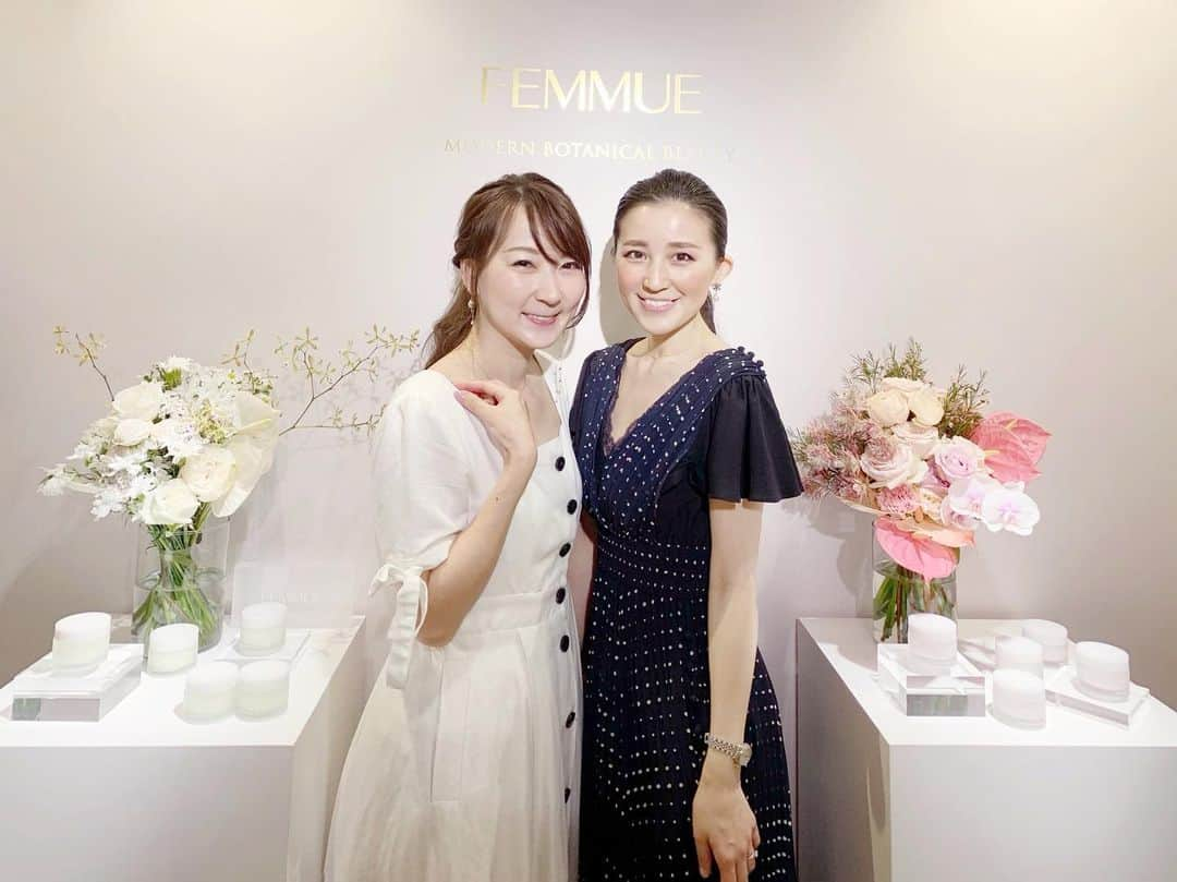 来栖あつこさんのインスタグラム写真 - (来栖あつこInstagram)「8月発売のFEMMUE の新商品発表会へ🌹﻿ ﻿ 塗ったまま眠ってOKな“ふるふる”したジェル﻿ 🔹ローズウォーター スリーピングマスク﻿ スリーピングマスクは、今までのファミュのシリーズとは違い、ほんのり香るタイプでした。﻿ 週1のスペシャルケアに🥰﻿ ﻿ ﻿ 優しい優しいピーリング﻿ 🔹フラワーインフューズド ファインピール﻿ 白い粒が入っていたので「これは？」って質問したら、カメリアの花のおしべが使われているって聞きました🙄💭💭💭﻿ ゴマージュした後、肌が1トーン上がってピカピカしていてビックリ！﻿ ﻿ ﻿ ファミュは成分だけじゃなく、見た目や香りも“あがる”ブランド♡﻿ 使うのが今から楽しみです✨﻿ ﻿ #femmue　#ファミュ﻿ #保湿　#うるおい  #ミネラル﻿ #スキンケア #skincare﻿ #化粧品　#ピーリング #ゴマージュ﻿ #乾燥肌 #乾燥肌対策 #ツヤ肌 ﻿ #美は一日にして成らず ﻿ #cosmekitchen #コスメキッチン﻿ #makeupkitchen #メイクアップキッチン﻿ #beauty #ビューティ﻿ #やっぱりひかる私のオデコ #オデコレ ﻿ #リス顔 #猫顔 #たぬき顔 ﻿ #atsukokurusu ﻿ #来栖あつこ  #韓国コスメ」7月23日 16時43分 - atsukokurusu