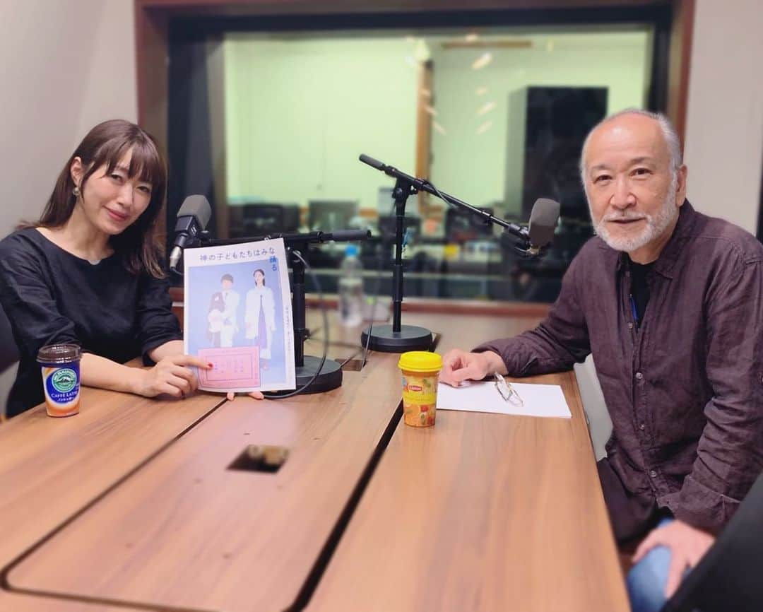 坂本美雨のディア・フレンズさんのインスタグラム写真 - (坂本美雨のディア・フレンズInstagram)「本日の #ディアフレンズ✨﻿ #俳優 #木場勝己 さんを﻿ お迎えしました❗﻿ ﻿ 名バイブレイヤーとして数多くの舞台や﻿ 映像作品に出演されてきた木場さん﻿ ﻿ 7月31日から、よみうり大手町ホールで上演される﻿ #村上春樹 さん原作の舞台﻿ 「神の子どもたちはみな踊る after the quake」に﻿ 出演されます！﻿ ﻿ 阪神大震災後に村上春樹さんが書かれた﻿ 短編小説集のなかから﻿ 「蜂蜜パイ」「かえるくん、東京を救う」の﻿ 2本の作品から構成された﻿ お芝居になっているそうです！﻿ ﻿ 「今回のお芝居は、精神的にも傷ついた﻿ 子どもも出てくるんですけど﻿ 再生の物語になればいいと思っています。」﻿ ﻿ 木場さんの役どころは…﻿ 「かえる」と「語り手」！！﻿ ﻿ 「小説は読者の想像力で映像が頭の中に広がりますが、﻿ 舞台は生身の私たちが出てしまいますから。﻿ “カエル”だ、と説得をする策略を練っている﻿ ところです（笑）」﻿ ﻿ 「#神の子どもたちはみな踊る after the quake」﻿ 原作 #村上春樹 さん﻿ 脚本 #フランク・ギャラティ さん﻿ 演出 #倉持裕 さん﻿ キャスト：#古川雄輝 さん、#松井玲奈 さん、などなど…﻿ ﻿ ＜東京公演＞﻿ 7/31(水)～8/16(金) ﻿ 会場：よみうり大手町ホール﻿ ＜愛知公演＞﻿ 8月21日(水)、22日(木)﻿ 会場：東海市芸術劇場 大ホール﻿ ＜神戸公演＞﻿ 8月31日(土)、9月1日(日)﻿ 会場：神戸文化ホール 大ホール﻿ ﻿ -----------------﻿ 【#森永乳業 #CafeTalk】﻿ ﻿ ❓座右の銘は❓﻿ ﻿ 「新しいことは面白い！」﻿ ﻿ 心に響く #名言 がたくさん！！﻿ ﻿ ﻿ #海辺のカフカ﻿ #KingCrimson﻿ #蜷川幸雄﻿ #3年B組金八先生 #アンナチュラル #anone ﻿ #関ヶ原 #家族はつらいよⅢ﻿ #tokyofm #JFN﻿ #今日のひとこと #全国38局ネット﻿ #radiko #radikoタイムフリー でお聴き下さい🙇✨﻿ ﻿」7月23日 16時44分 - dearfriends80