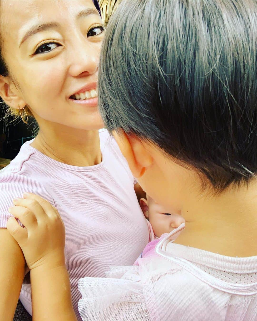 あびる優さんのインスタグラム写真 - (あびる優Instagram)「2人を見てたらただただ癒される☺️💕 何やら秘密のお話ししてる様子😉✨⁉️ #family#dauther#clover#baby#girls#friend#cute#love#iloveyou#家族#娘#愛娘#四つ葉のクローバー#友達#赤ちゃん#女の子#愛しい#かわいい#癒し#ほっこり#胸キュン#大好き#幸せ」7月23日 16時45分 - yuabiru74