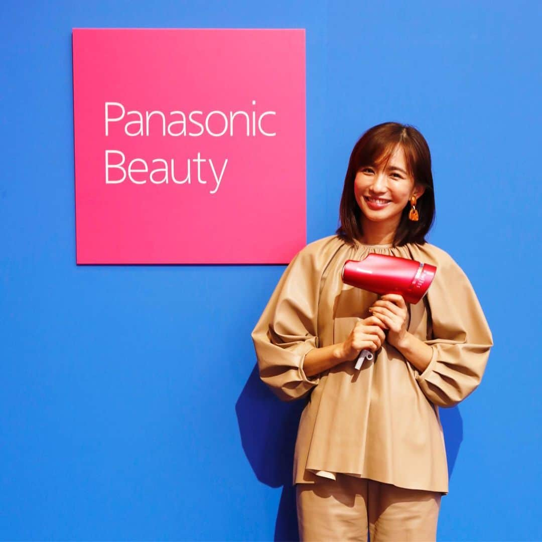 優木まおみさんのインスタグラム写真 - (優木まおみInstagram)「Panasonicの新しいヘアドライヤーのイベントに行ってきました。  新しい高浸透ナノイーの素晴らしさを実感。 濡れた髪を乾かすだけでビックリするほどサラサラに^ ^  今日から毎日使うのがとても楽しみです。 絡まりやすい子供達の髪の毛もこれがあればしっかりまとまりそう。  #ナノイーは新世代へ #ドライヤー #ナノケア#pr」7月23日 16時50分 - yukimaomi