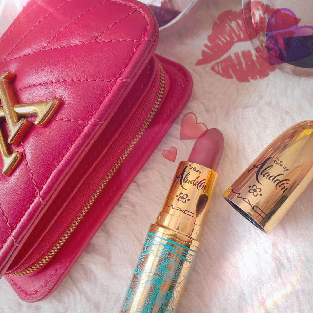 アンジェリカのインスタグラム：「💋💜𝐴𝑙𝑎𝑑𝑑𝑖𝑛 × 𝘔.𝘈.𝘊💋💜 ぎゃんかわっ♡♡♡ .  #アラジン #maclipstick #アラジンmac #macコラボレーション #コスメ#メイク #可愛い #リップ #lip #instapic #instalike #instalove #いんすたばえ #louisvuitton」