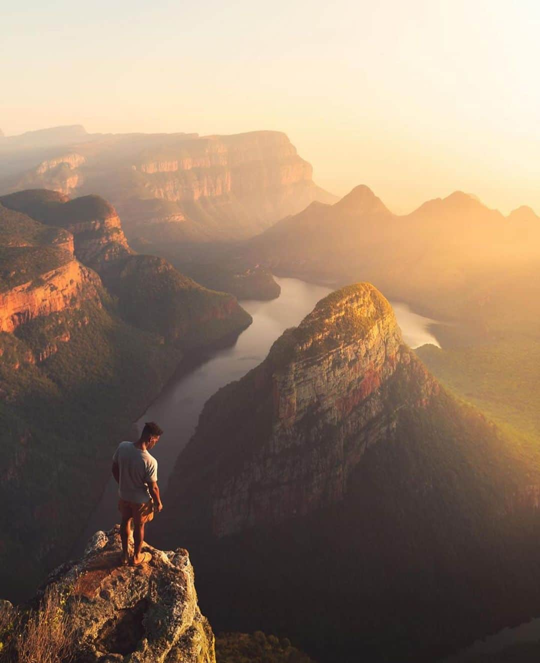 Canon Photographyさんのインスタグラム写真 - (Canon PhotographyInstagram)「Got to love these golden landscapes by @karl_shakur.  If you want to be featured tag your photos #cpfeatureme  #goldenhour #mountains #ocean」7月23日 16時53分 - cpcollectives