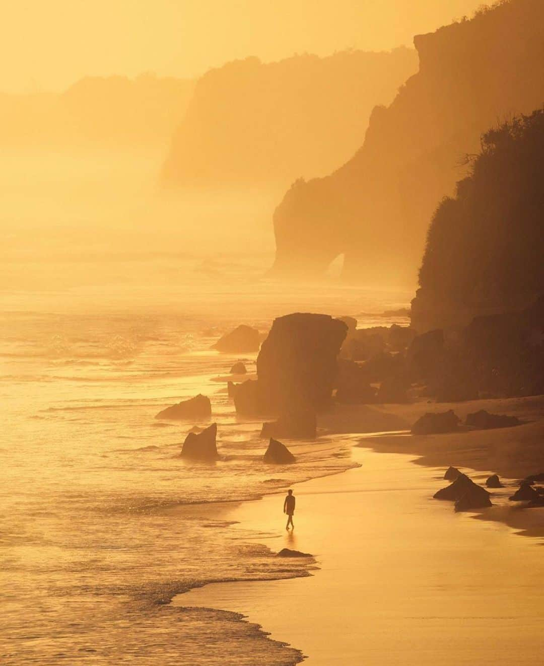 Canon Photographyさんのインスタグラム写真 - (Canon PhotographyInstagram)「Got to love these golden landscapes by @karl_shakur.  If you want to be featured tag your photos #cpfeatureme  #goldenhour #mountains #ocean」7月23日 16時53分 - cpcollectives