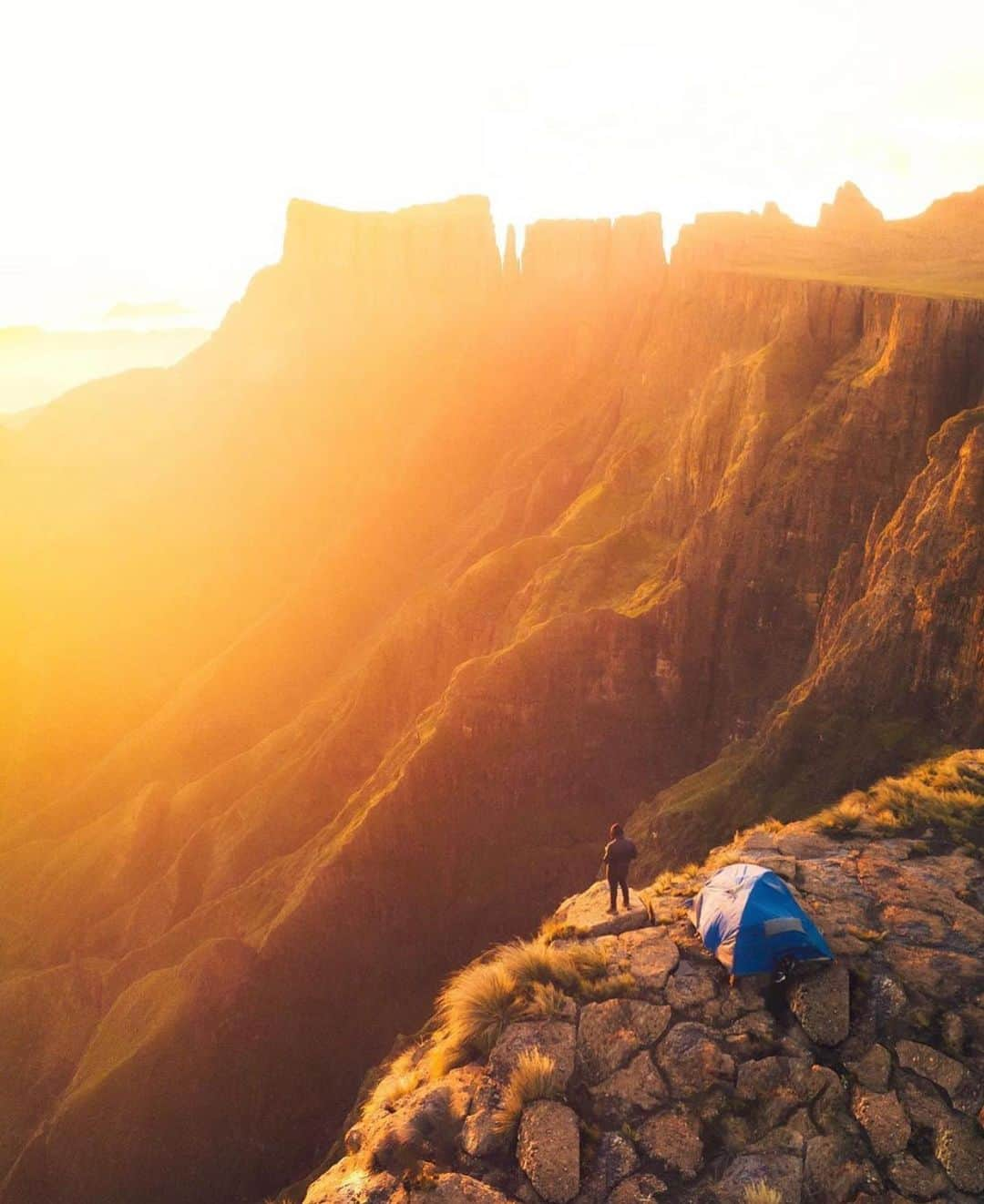 Canon Photographyさんのインスタグラム写真 - (Canon PhotographyInstagram)「Got to love these golden landscapes by @karl_shakur.  If you want to be featured tag your photos #cpfeatureme  #goldenhour #mountains #ocean」7月23日 16時53分 - cpcollectives