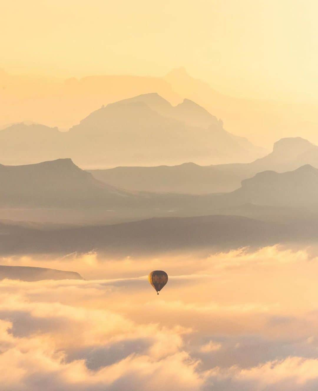 Canon Photographyさんのインスタグラム写真 - (Canon PhotographyInstagram)「Got to love these golden landscapes by @karl_shakur.  If you want to be featured tag your photos #cpfeatureme  #goldenhour #mountains #ocean」7月23日 16時53分 - cpcollectives