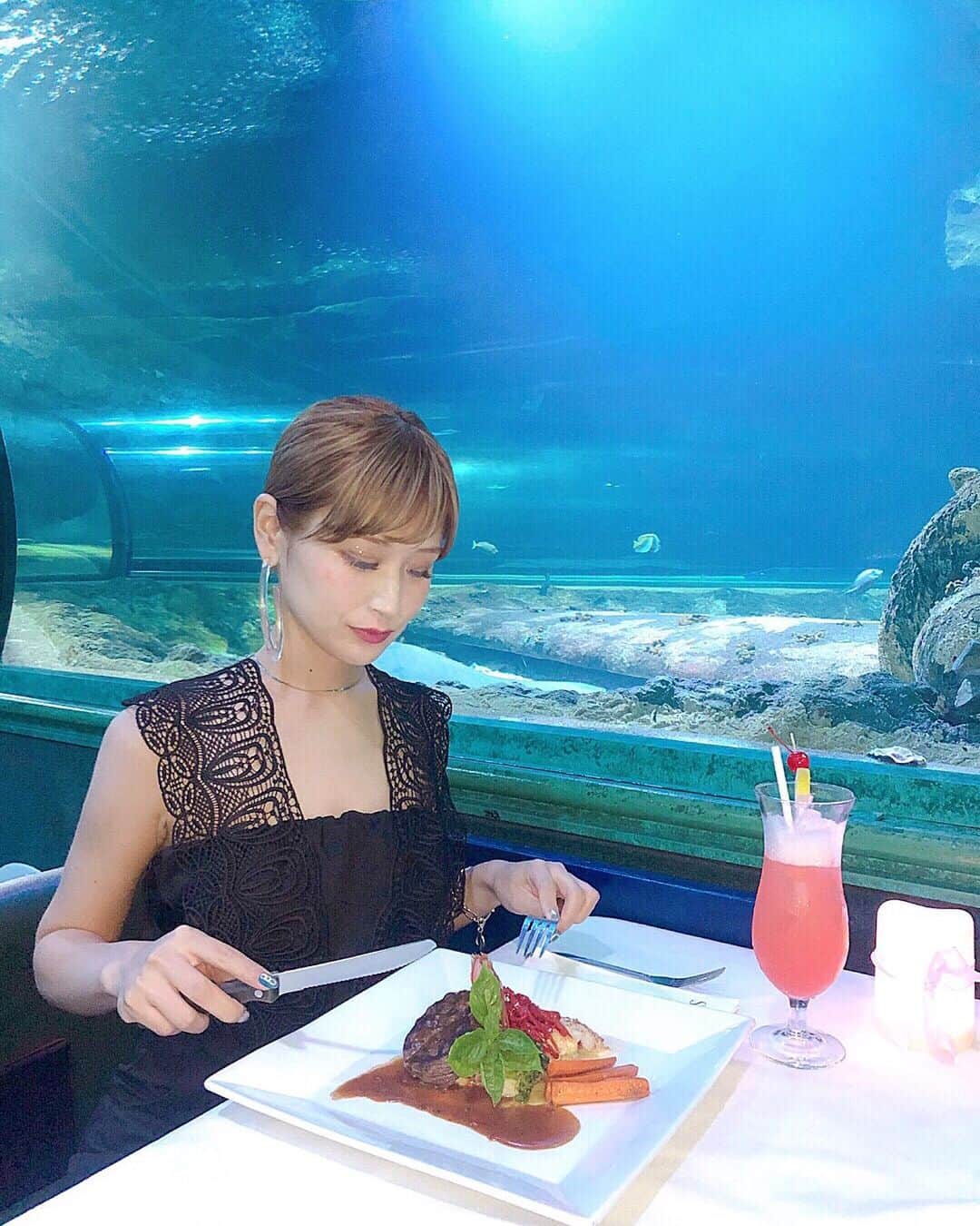 のインスタグラム：「グアム2日目のdinnerは、 プレジャーアイランド内にある、 シーグリルレストラン でコース料理を いただきました🦞💕 @uwwguam @seagrillguam . . 世界5本の指の中に入るといわれているくらい 長い水族館のトンネルの中でdinner🐠 こんなに長い水中トンネルの中に 入ったことなくって ほんとに神秘的で綺麗だった🧜‍♀️❣️ . . 日本じゃなかなか見られないような めちゃくちゃ大きい魚が近くまで寄ってきたり、 迫力満点でした😧✨ . . 魚に見惚れながら 美味しいステーキとロブスターを頂いて 最高な一晩でした🌝 . . #seagrill #seagrillguam #plesureislandguam #guam #trip #gamtrip #guamgourmet #グアム #グアム旅行 #女子旅 #リゾート旅 #ビーチ #海  #水着 #ビキニ #あおぞら旅日」
