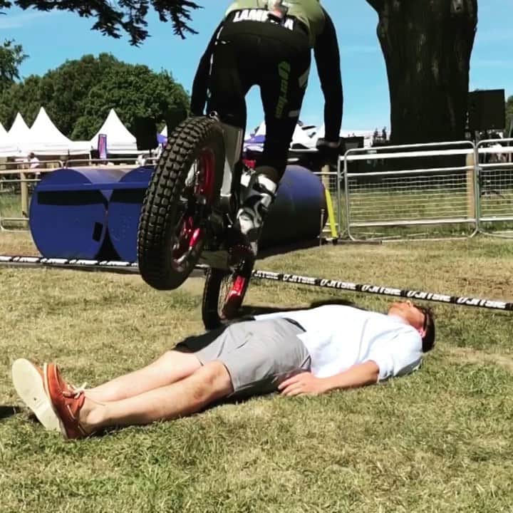 レッドブルのインスタグラム：「Don't flinch! 😬 . . . 🏍 : @dougielampkin12 @fosgoodwood @redbullmotorsports #redbull #givesyouwings #motorsport #moto #trials #enduro」