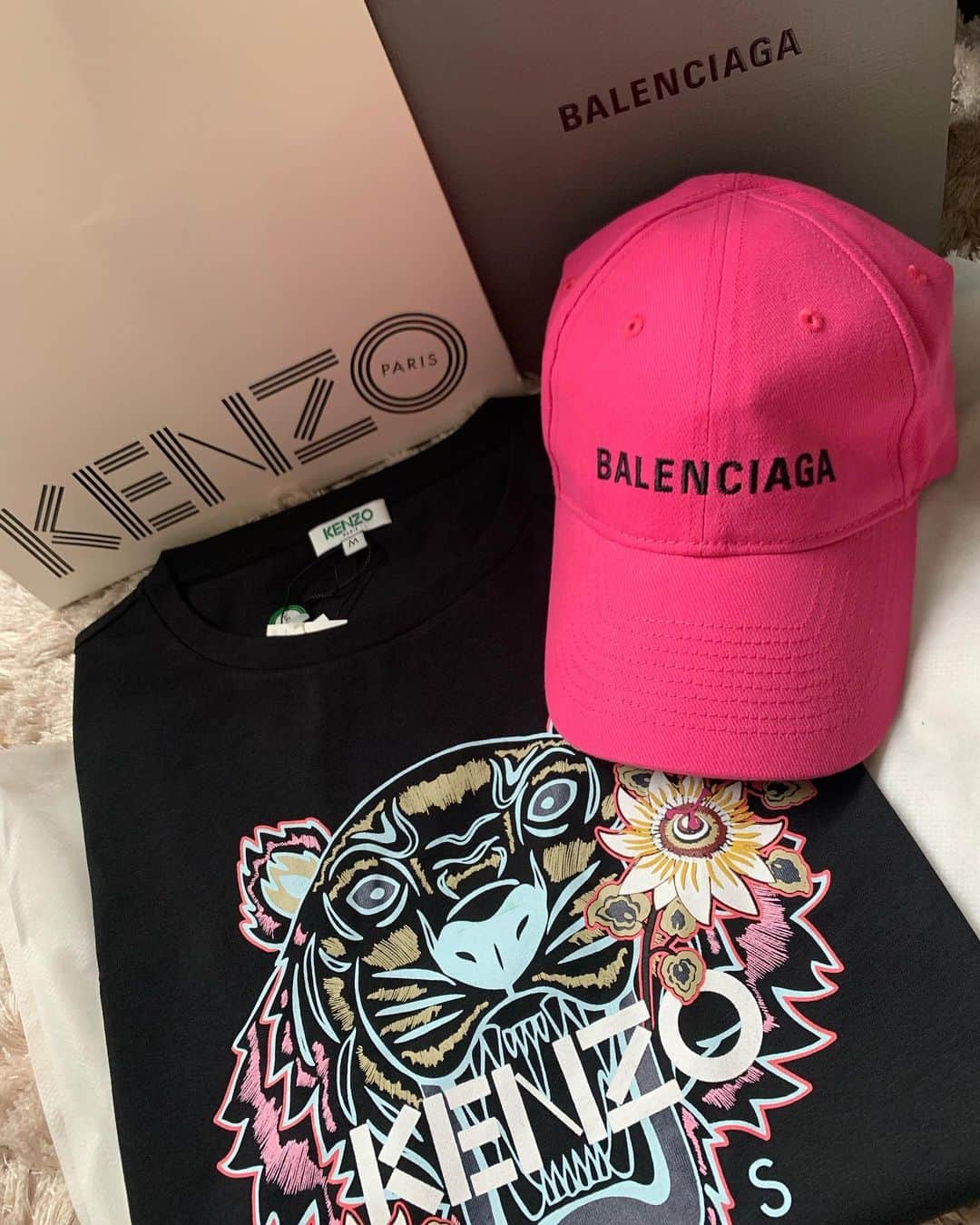 桜木れいなのインスタグラム：「夏Tだいすきー🥰🥰 かわいいなぁかわいいなぁ🥰🥰🥰 KENZO love♡  #KENZO #kenzotshirt #balenciaga #balenciagacap #夏Tシャツ #夏 #祭り #花火 #キャップ女子 #シークレットガーデン西中島 #桜木れいな」